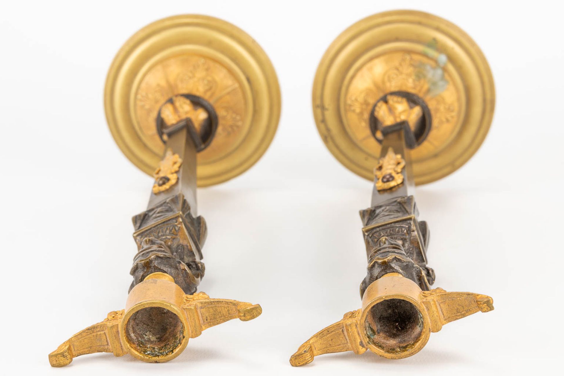 A pair of candlesticks made of gilt and patinated bronze in empire style. (27,5 x 9,5 cm) - Image 7 of 15