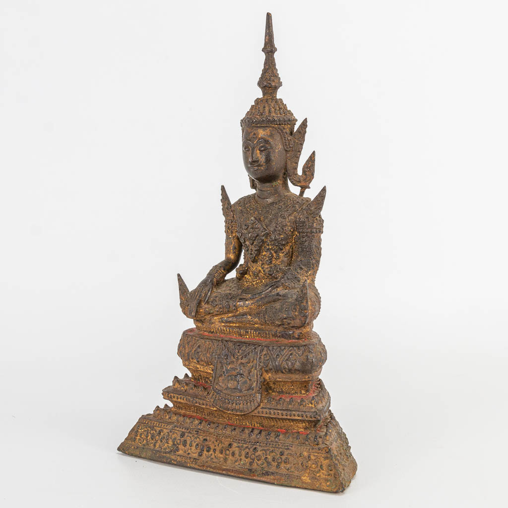 An antique Oriental Buddha, made of patinated bronze. Probably Thailand. (6,5 x 12 x 20 cm) - Image 4 of 10