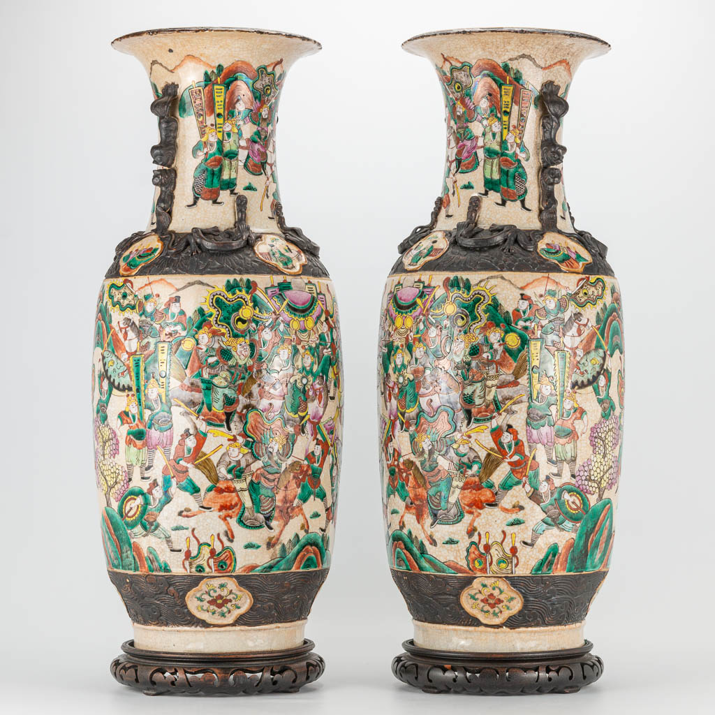 A pair of large Nanking Chinese vases with decor of warriors. 19th/20th century. (62 x 24 cm) - Image 3 of 29