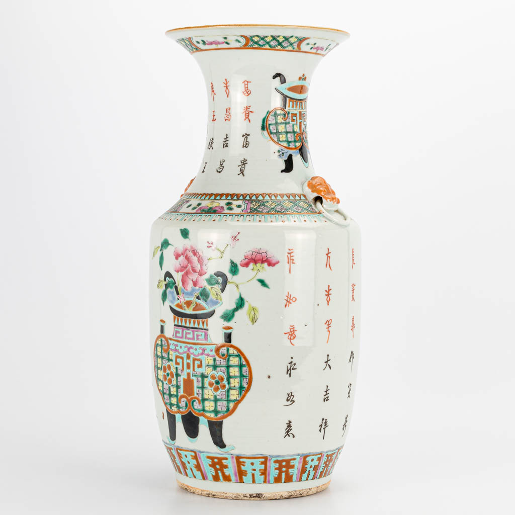 A chinese vase with decor of a planter. 19th/20th century. (43 x 20 cm) - Image 3 of 23