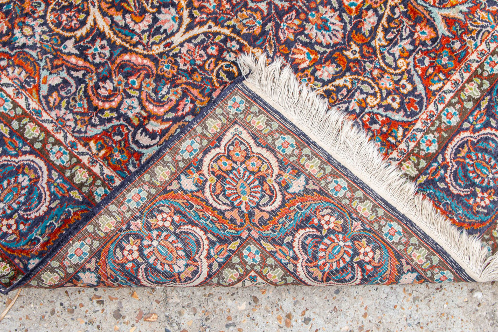 An Oriental hand-made carpet. kerman. (122,5 x 180 cm) - Image 3 of 6