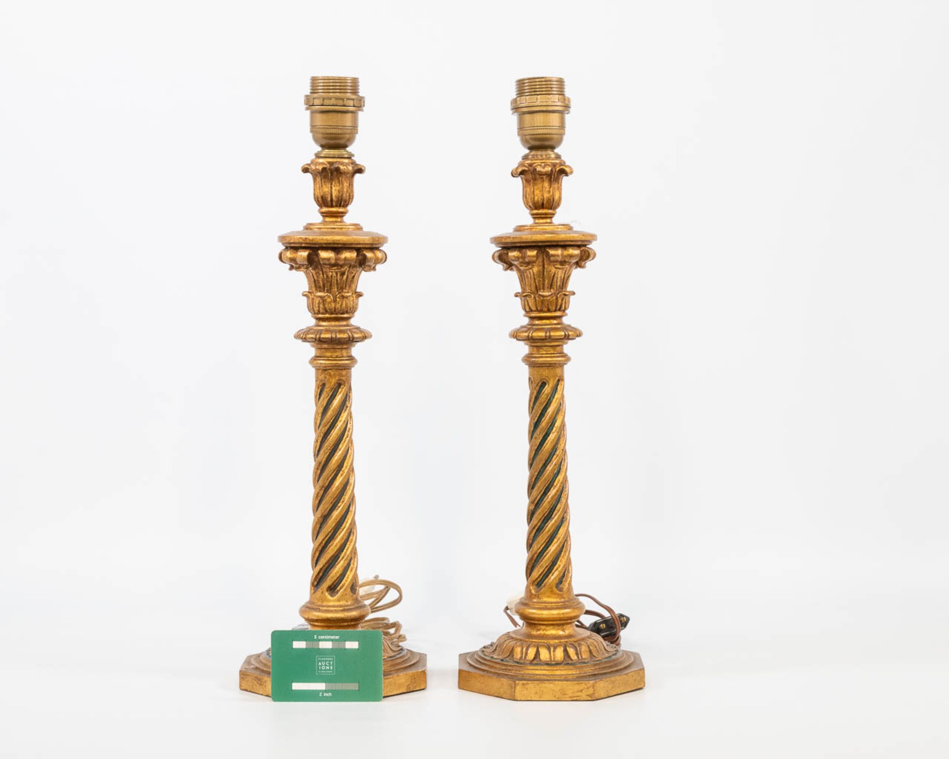 A pair of candlesticks made of gilt wood with green accents. The second half of the 20th century. (4 - Bild 3 aus 10