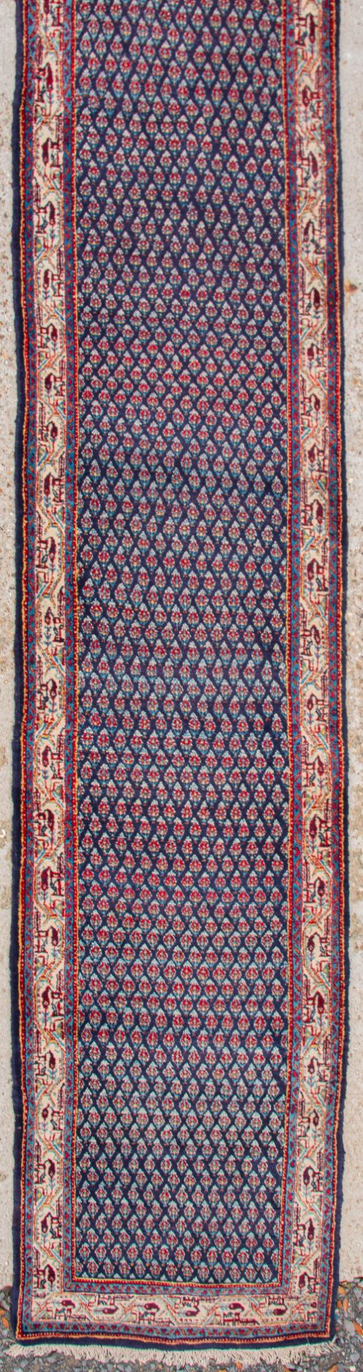 An Oriental hand-made runner carpet. Hamadan. (623 x 80 cm) - Image 5 of 7