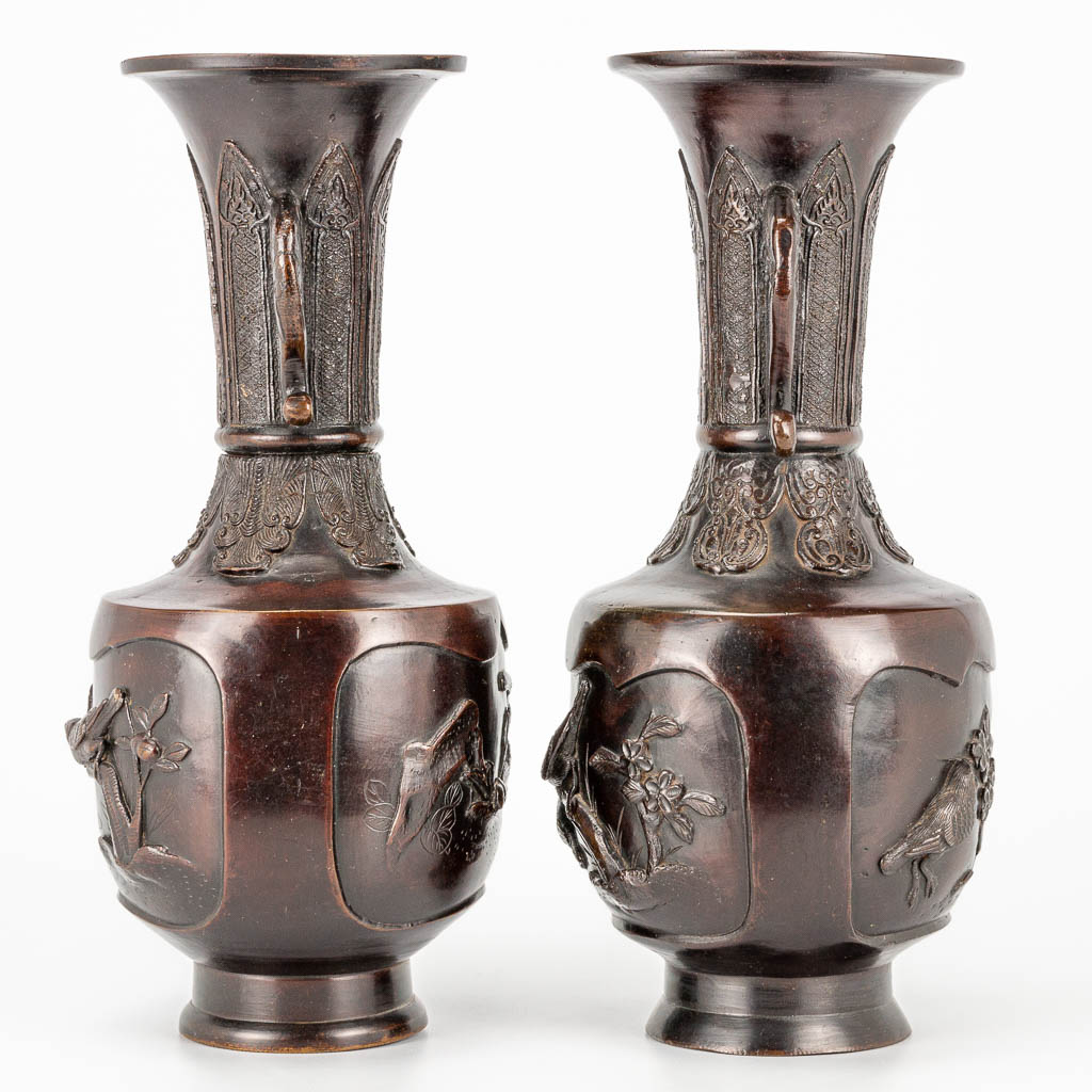 A pair of vases made of bronze with bird decor, Japan Meiji, 19th century. (30 x 12,5 cm) - Image 4 of 19