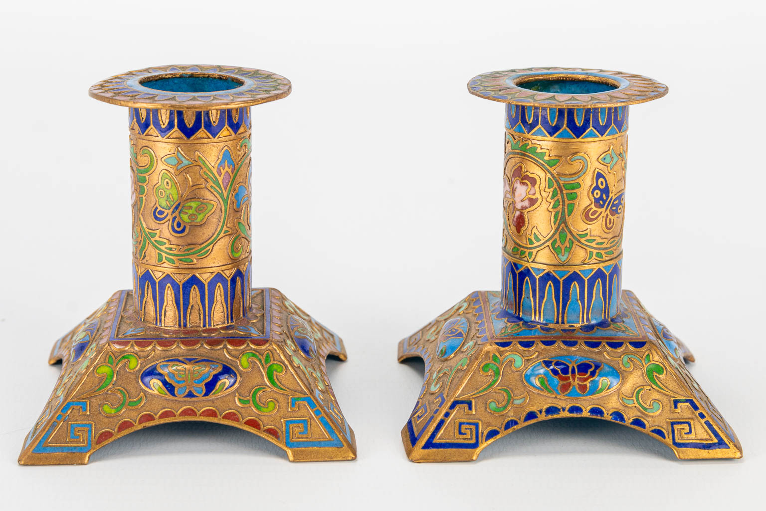 A collection of 2 jars and 2 candlesticks made of cloisonne bronze. (7 x 10 cm) - Image 13 of 16