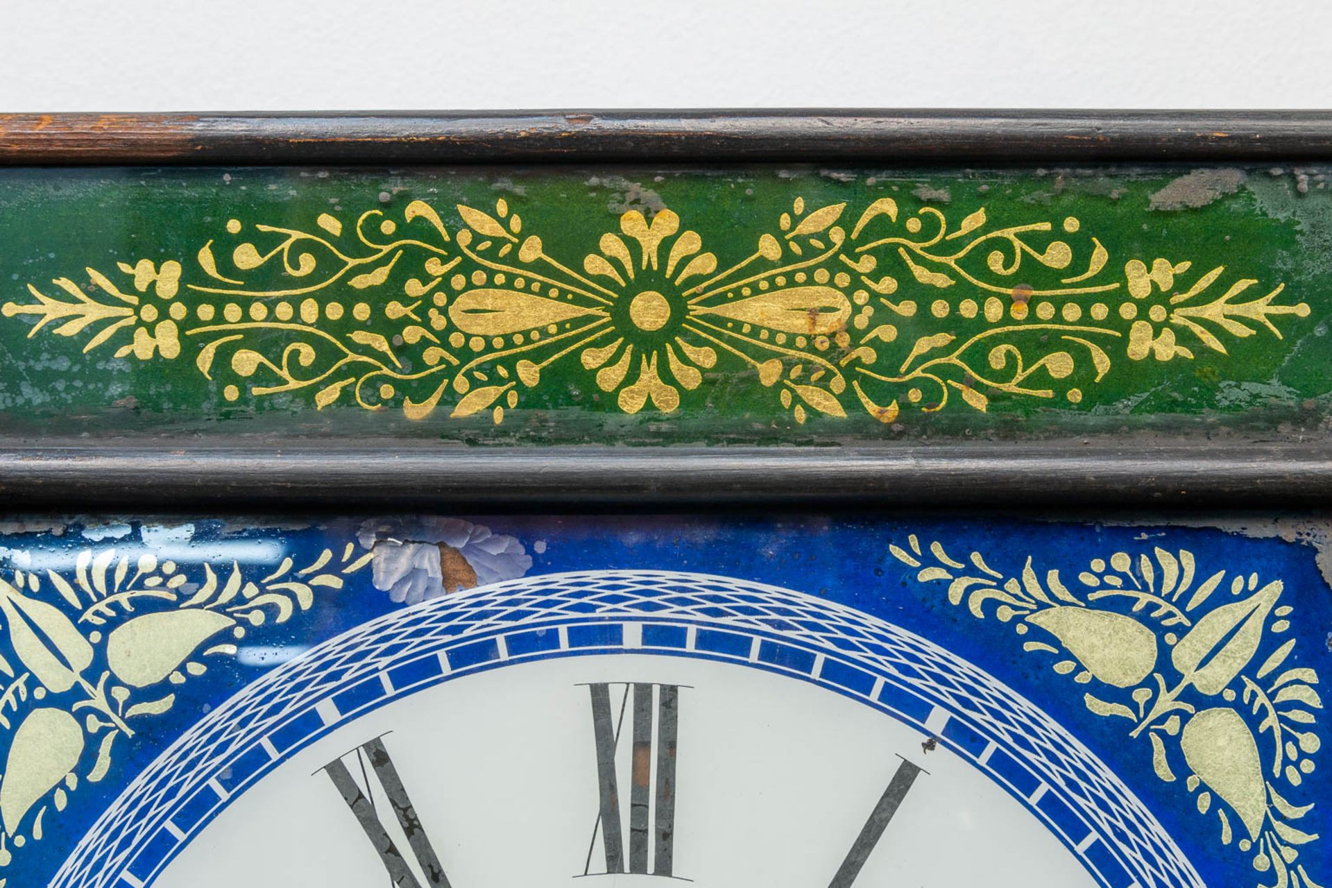 A clock with eglomise reverse glass painting, marked J. Pem Horloger. (12 x 39 x 39 cm) - Image 7 of 8