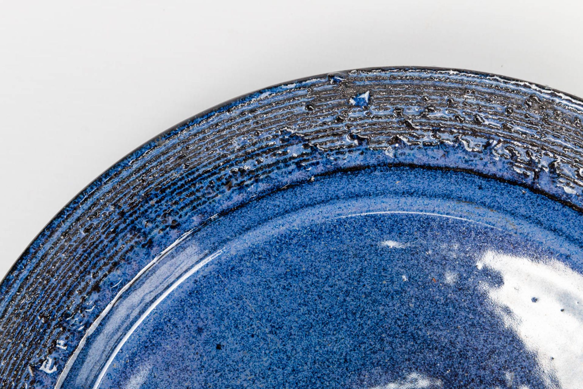Rogier VANDEWEGHE (1923-2020) A plate made of ceramics with exceptional blue glaze. (2,5 x 27 cm) - Bild 5 aus 5