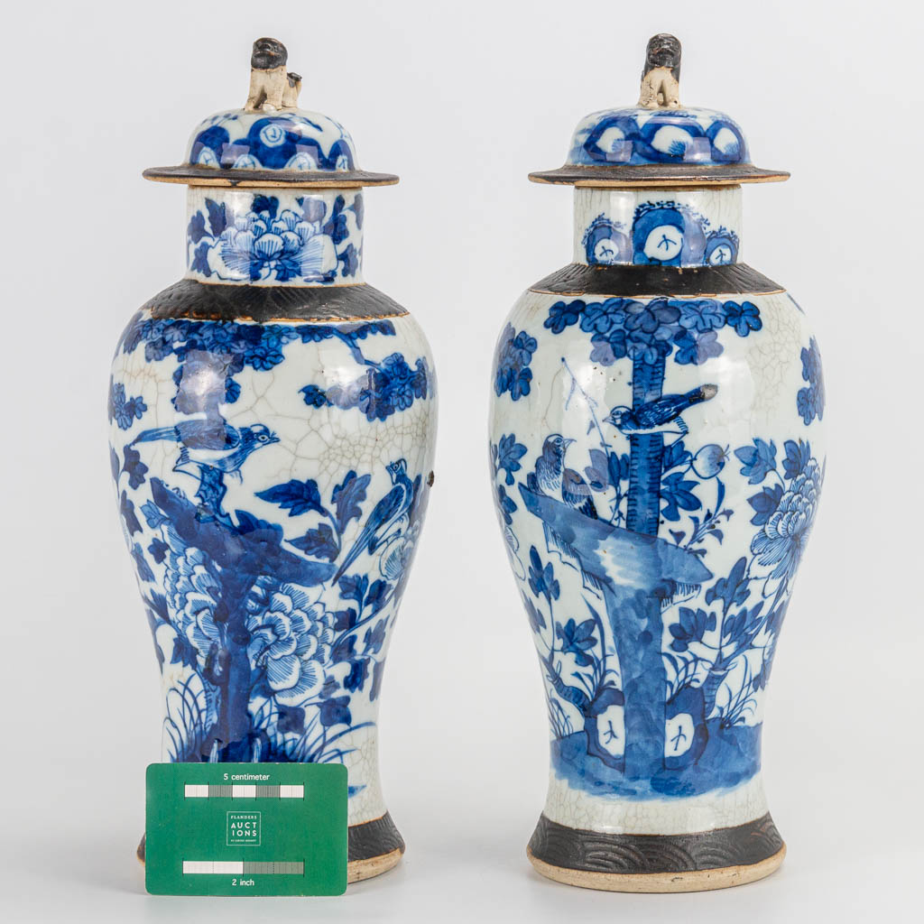 A pair of blue white 'Nanking' display vases made of Chinese porcelain. 19th/20th century. (33 x 14 - Image 8 of 9