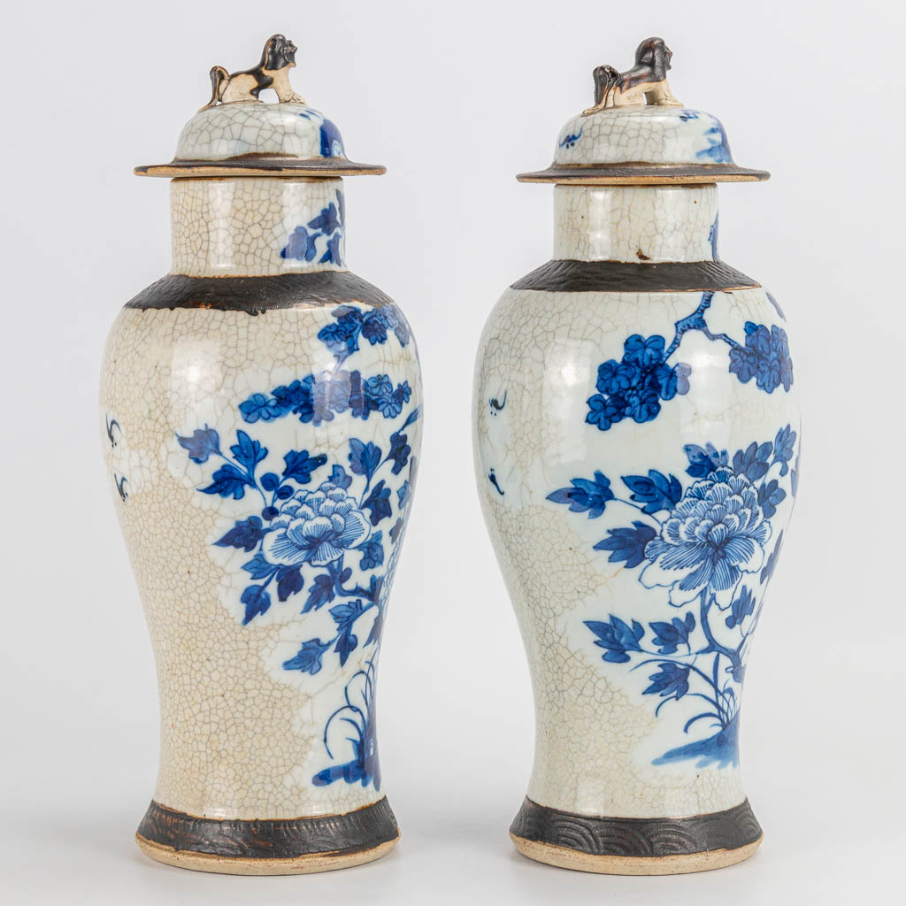 A pair of blue white 'Nanking' display vases made of Chinese porcelain. 19th/20th century. (33 x 14 - Image 5 of 9