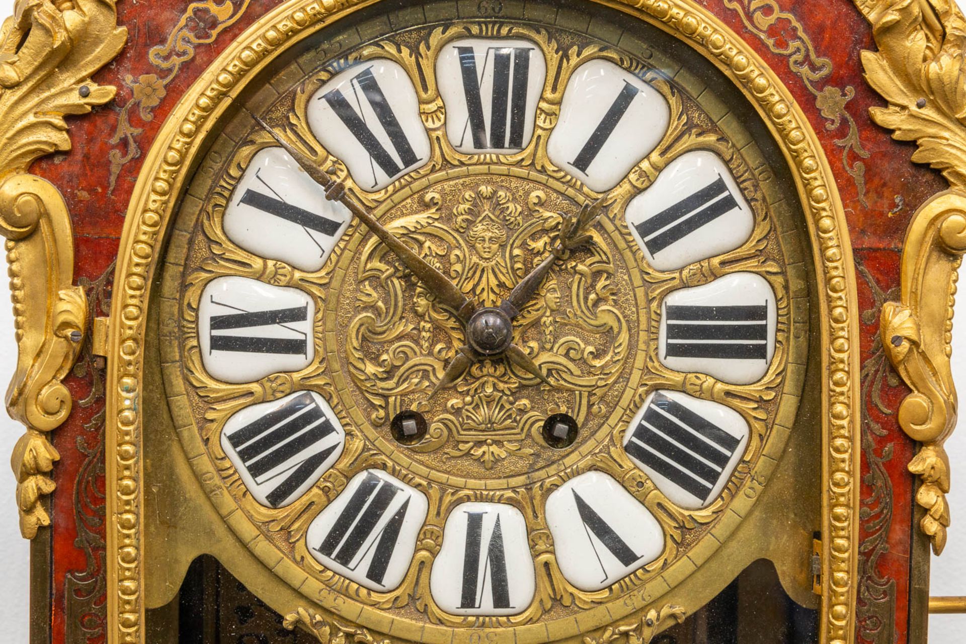A cartel clock, finished with tortoise shell in a boulle technique, and mounted with gilt bronze. 19 - Image 10 of 10