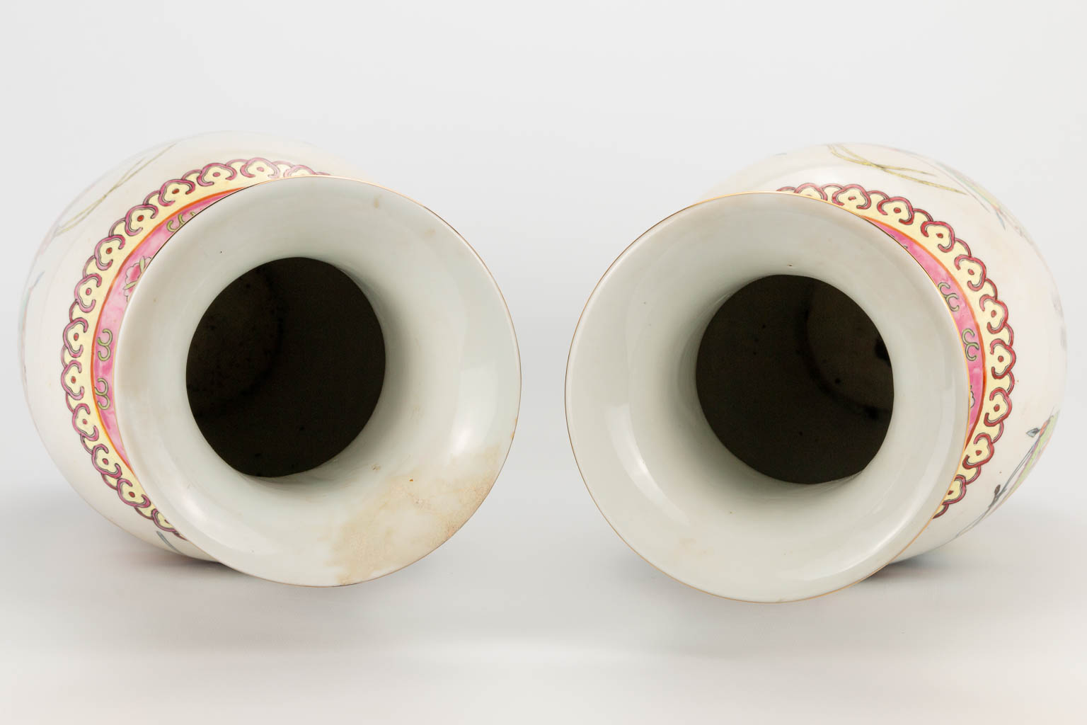 A pair of vases made of Chinese porcelain with decors of knights. 20th century. (46 x 18 cm) - Image 2 of 27