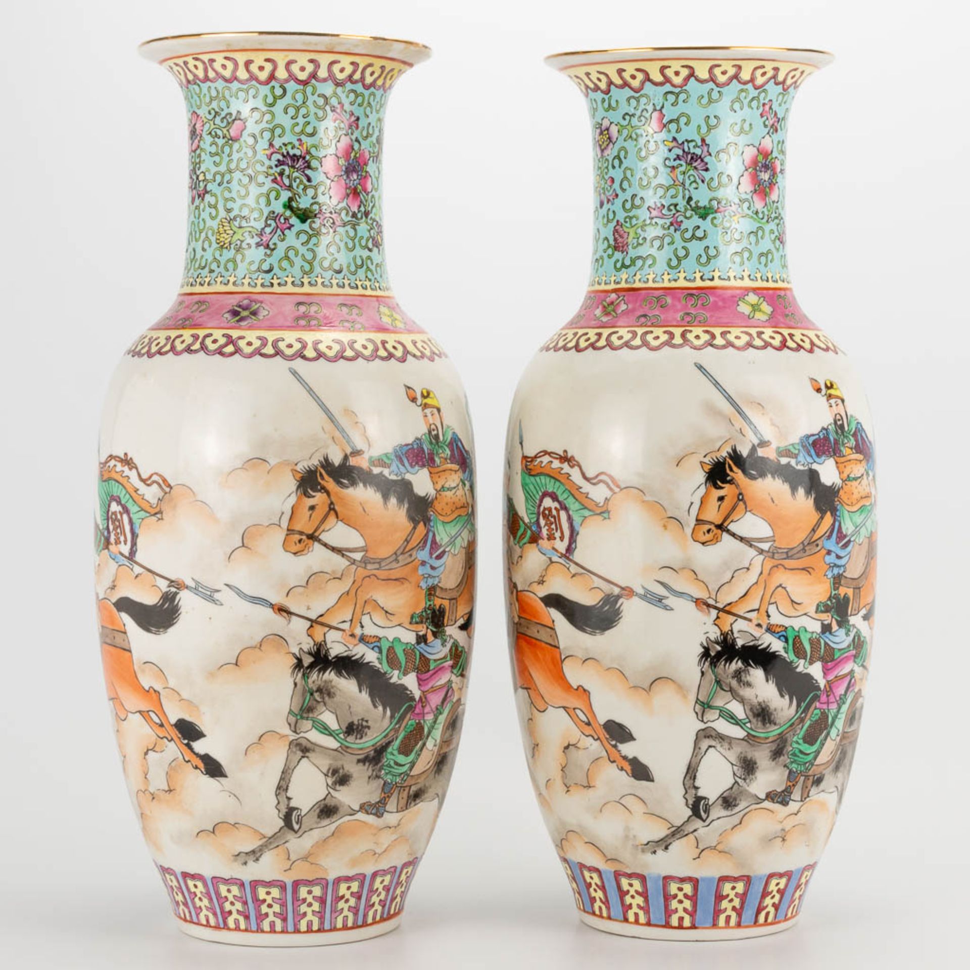 A pair of vases made of Chinese porcelain with decors of knights. 20th century. (46 x 18 cm) - Image 7 of 27
