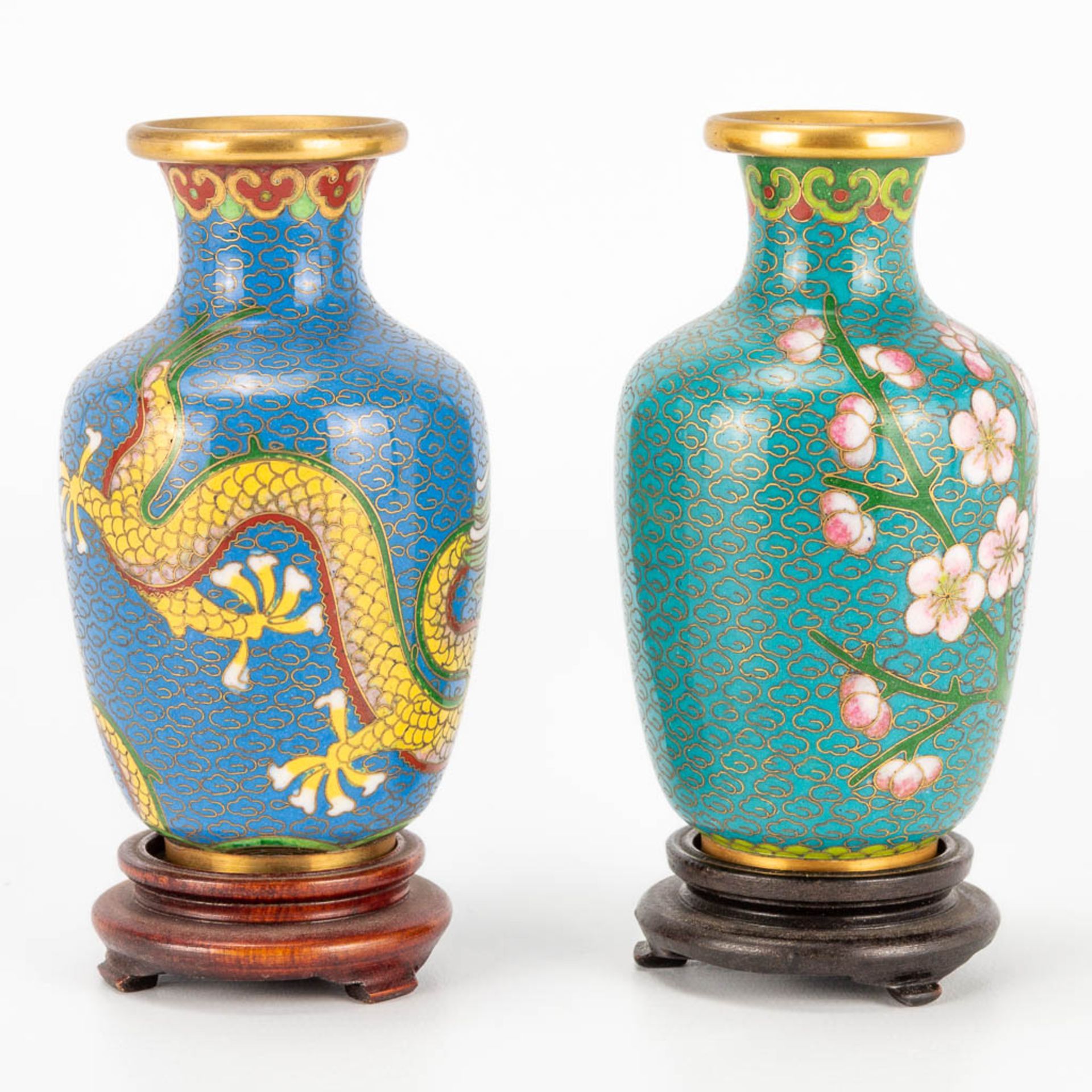 A collection of 4 antique miniature cloisonne vases. (12,5 x 7 cm) - Image 13 of 16