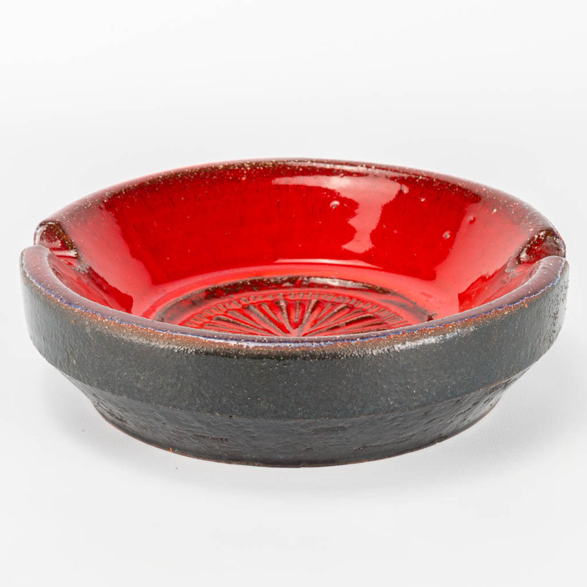 Rogier VANDEWEGHE (1923-2020) A collection of 2 ashtrays made of red glazed ceramics for Amphora. Ma - Image 5 of 19