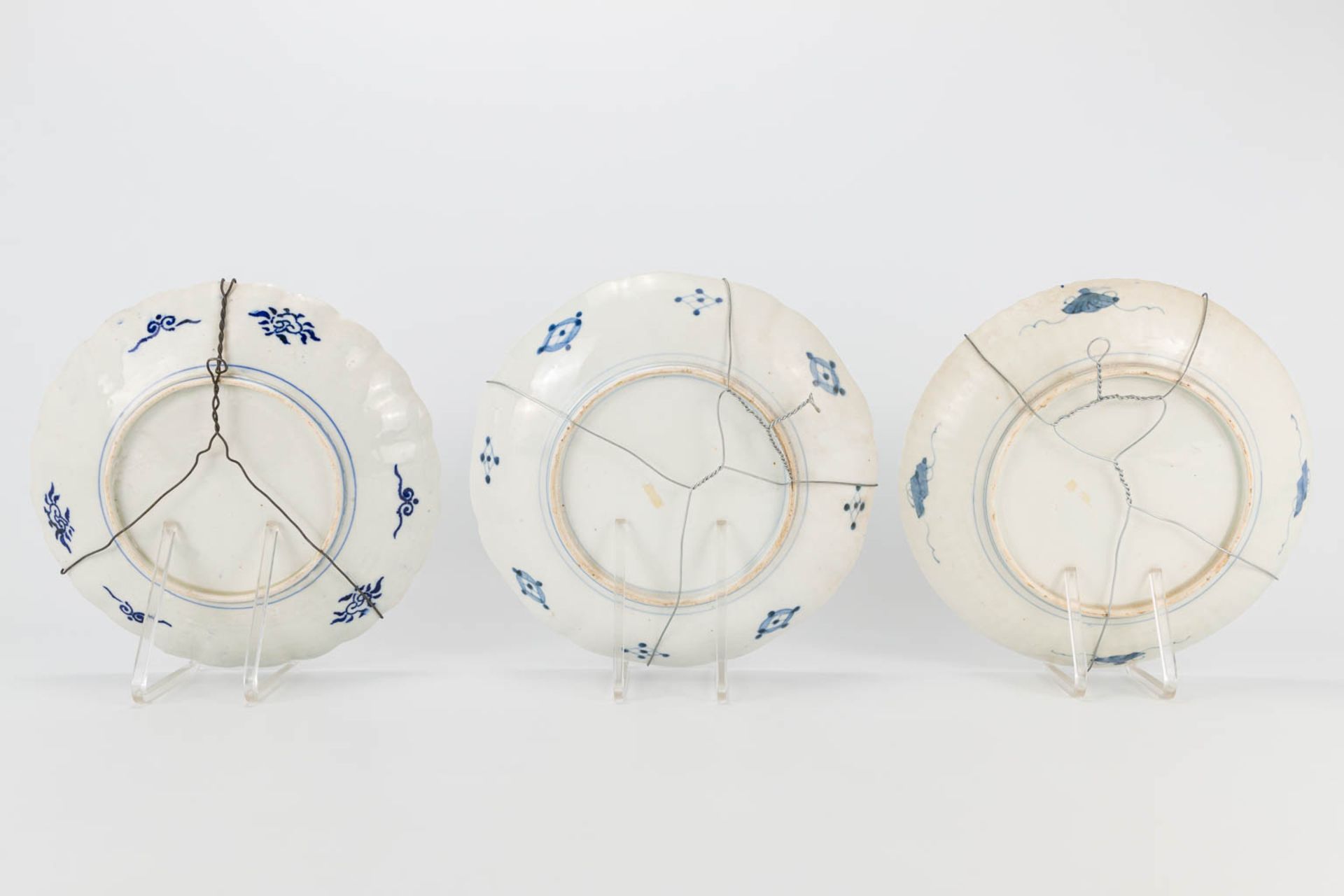 An assembled collection of 10 plates made of Japanese porcelain, Imari, blue white. (4 x 25 cm) - Image 3 of 16