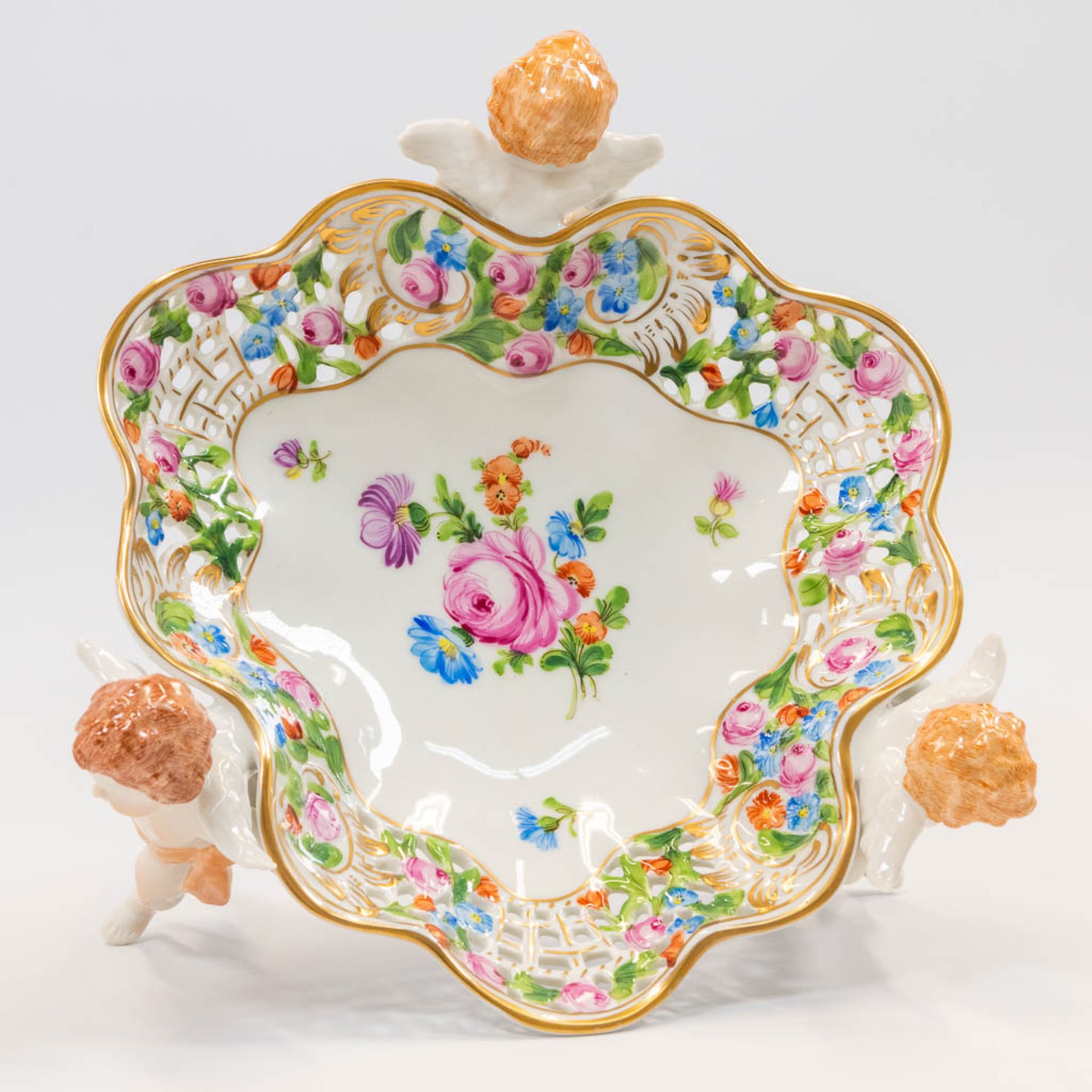 An ajoured porcelain basket, carried by putti, with hand-painted flower decor and marked on the base - Bild 14 aus 16