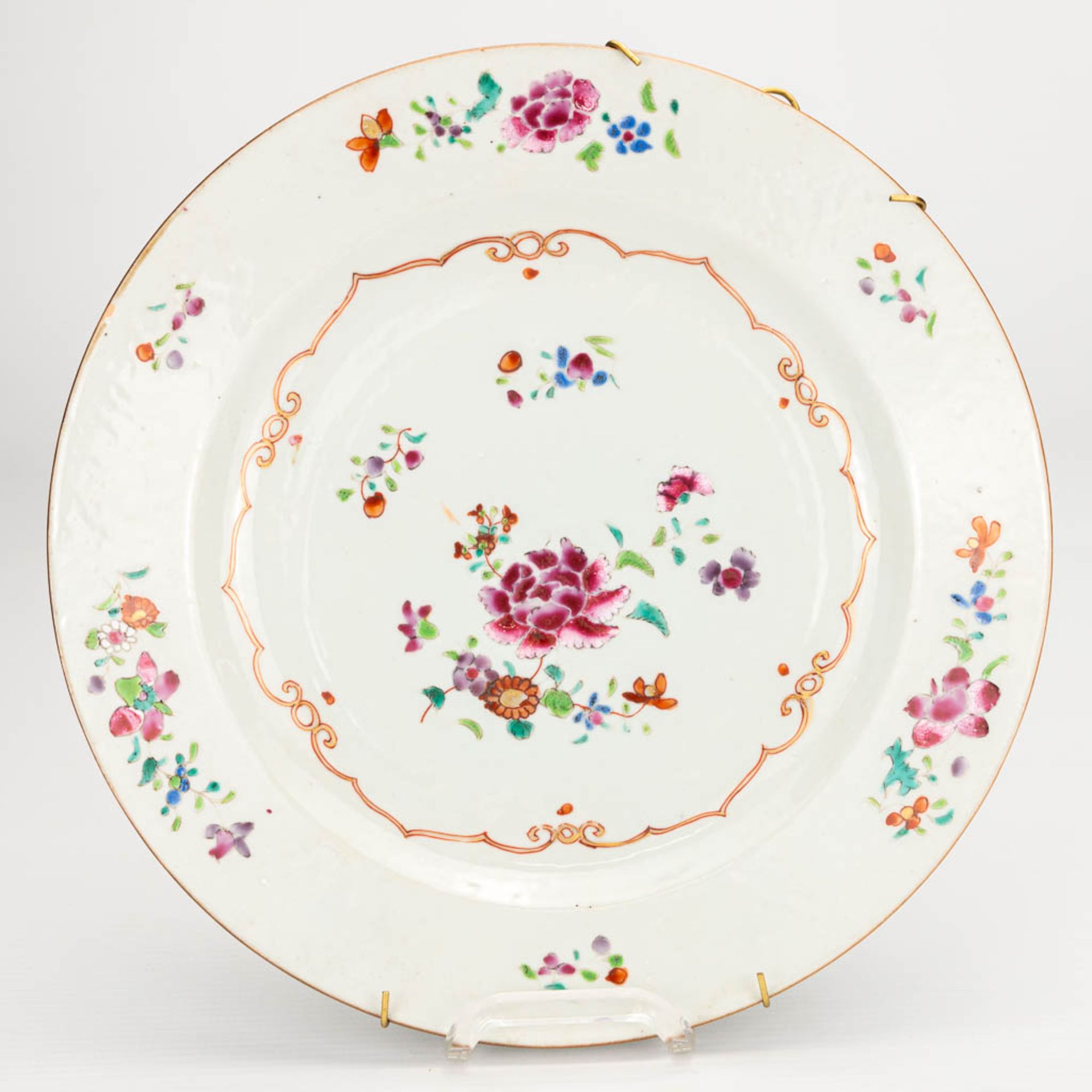 A collection of 10 display plates made of Oriental porcelain, Imari and blue-white and Famille Rose. - Image 3 of 16