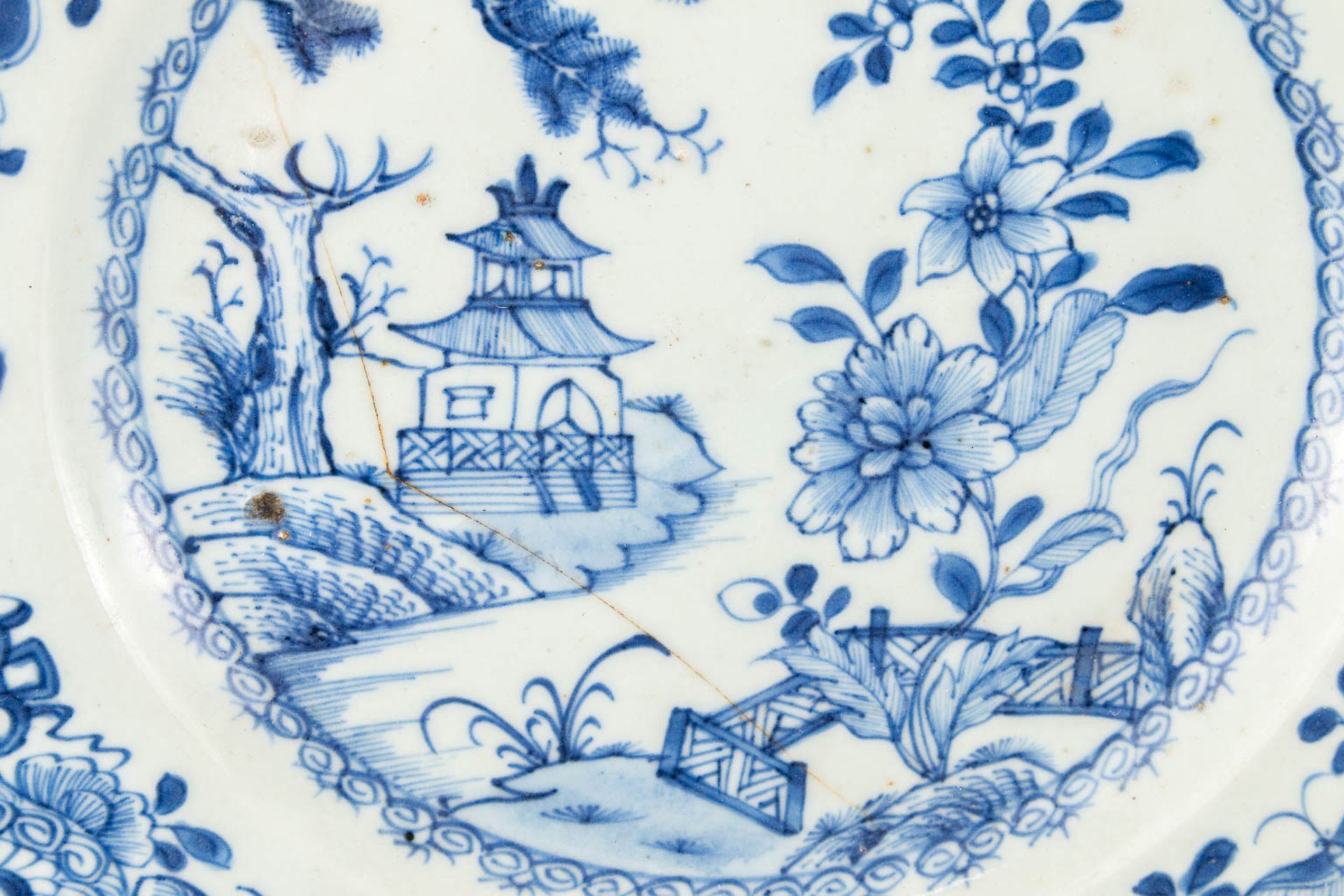 A collection of 10 display plates made of Oriental porcelain, Imari and blue-white and Famille Rose. - Image 16 of 16