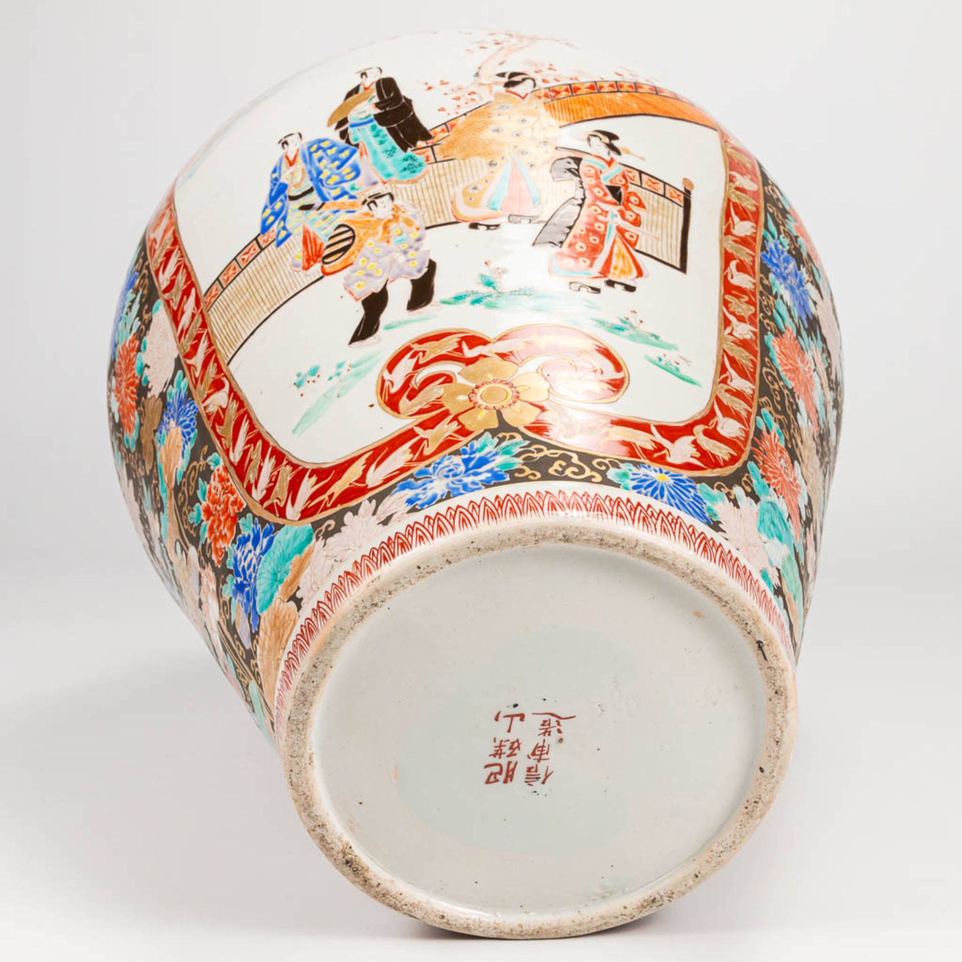 A large Imari display vase made of hand-painted porcelain in Japan. 19th/20th century. (60 x 42 cm) - Image 4 of 21
