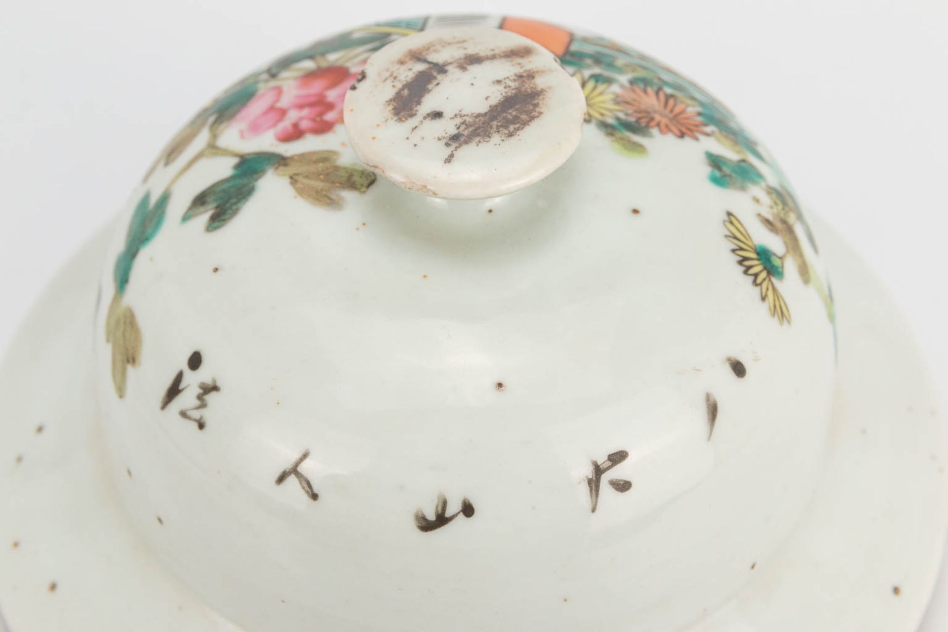 A Chinese porcelain vase with lid, decor of 100 antiquities. 19th/20th century. (43 x 27 cm) - Image 8 of 20