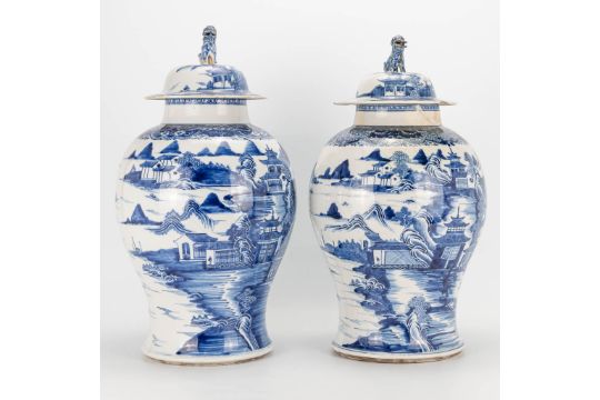 A pair of Chinese vases with blue-white decor and mountain landscapes. (46 x 28 cm) - Bild 14 aus 24