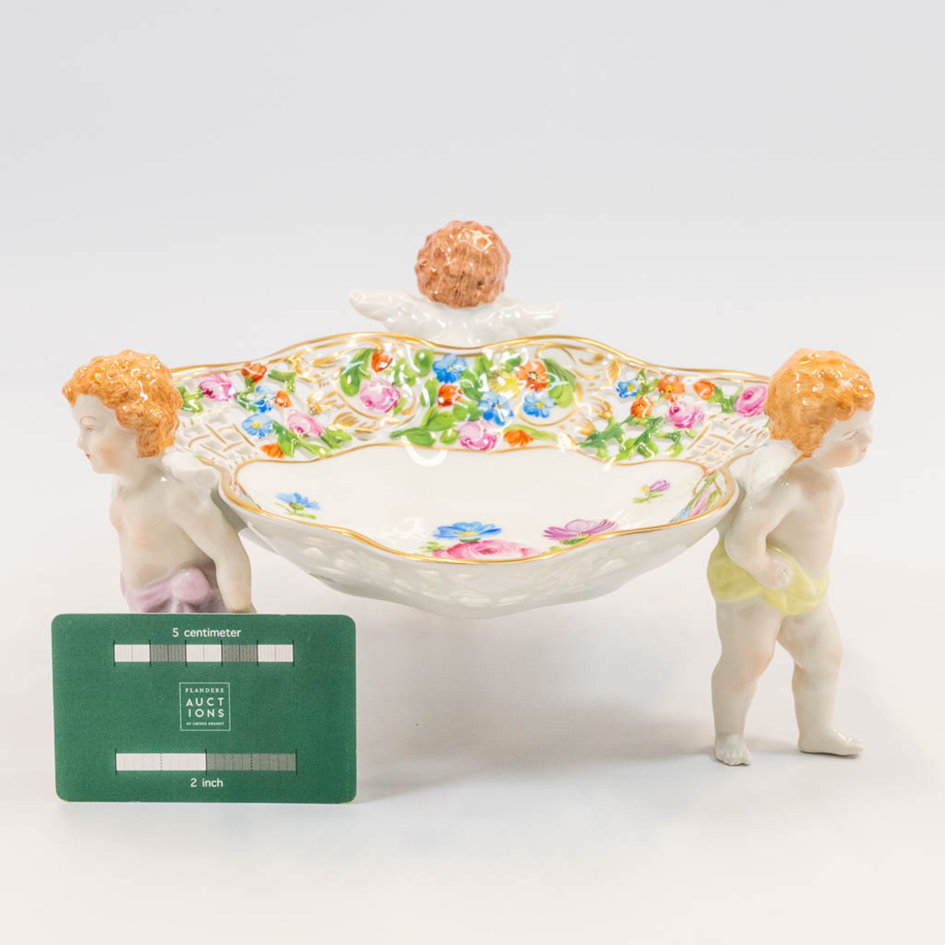 An ajoured porcelain basket, carried by putti, with hand-painted flower decor and marked on the base - Bild 10 aus 16