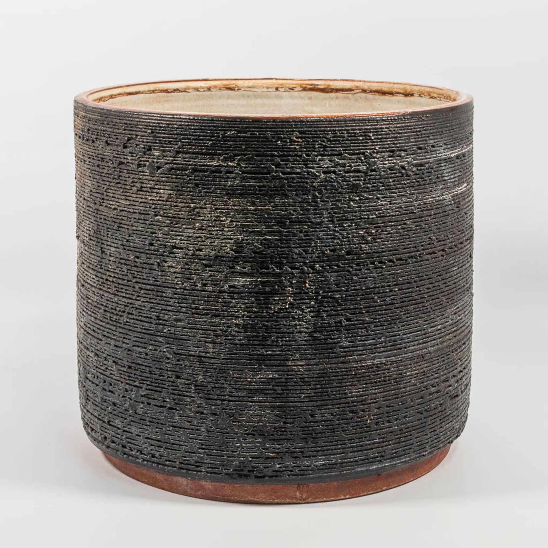 Rogier VANDEWEGHE (1923 - 2020) A very large Amphora cache-pot made of black glazed ceramics, marked - Image 7 of 8
