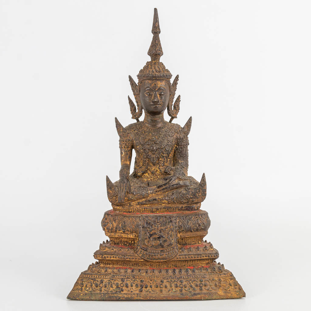 An antique Oriental Buddha, made of patinated bronze. Probably Thailand. (6,5 x 12 x 20 cm)