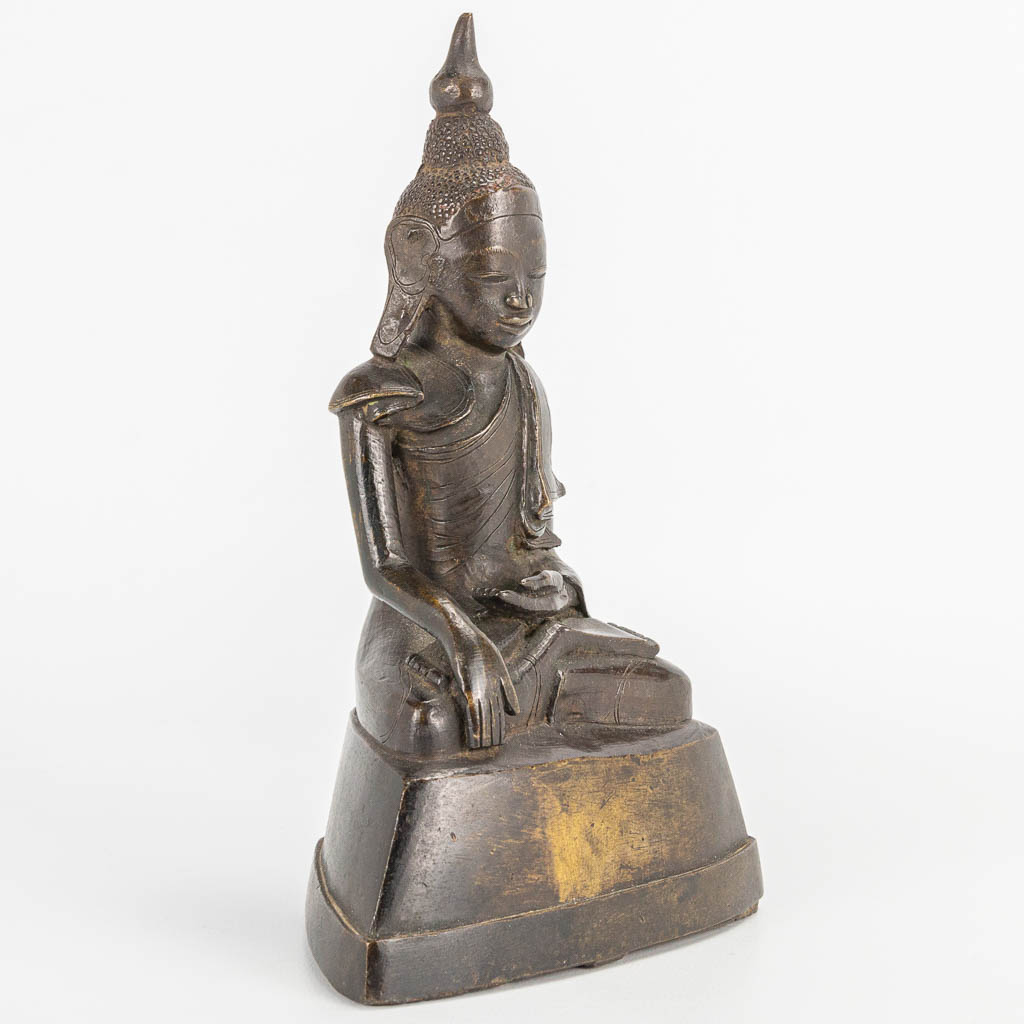 An antique Oriental Buddha, made of patinated bronze. (6 x 11,5 x 18 cm) - Image 4 of 12