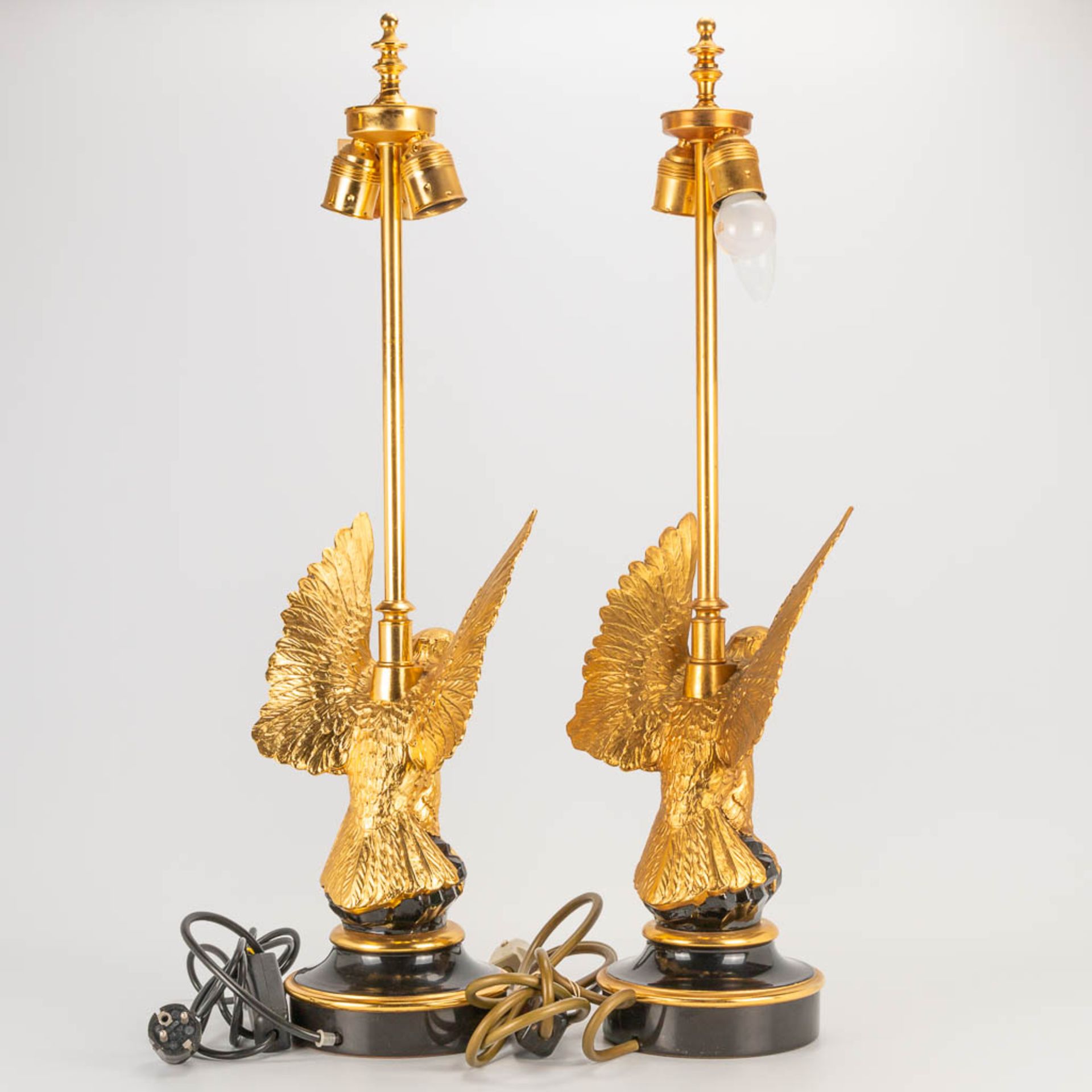 A pair of Deknudt table lamps of an eagle, metal on a porcelain base, 1970-1980. Hollywood Regency s - Image 5 of 19