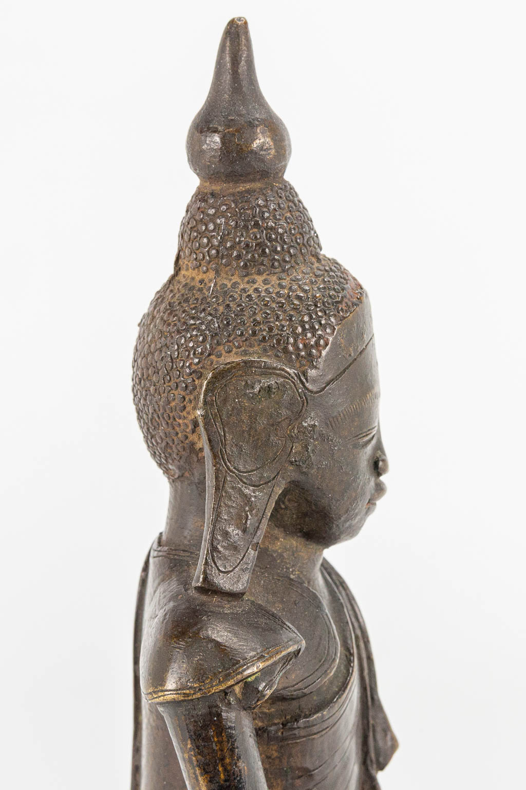 An antique Oriental Buddha, made of patinated bronze. (6 x 11,5 x 18 cm) - Image 9 of 12