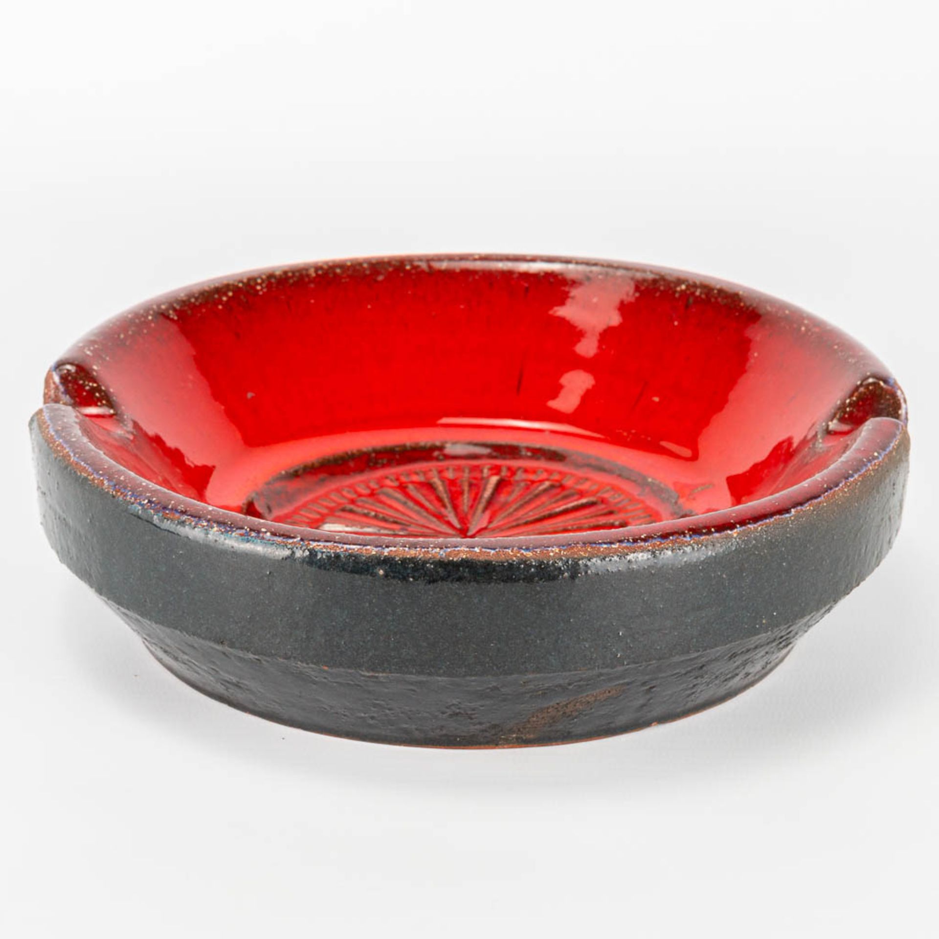 Rogier VANDEWEGHE (1923-2020) A collection of 2 ashtrays made of red glazed ceramics for Amphora. Ma - Image 3 of 19