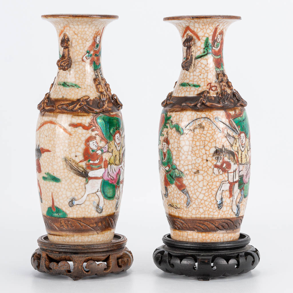 A pair of small Chinese vases Nanking with warrior decor. 19th/20th century. (19 x 8 cm) - Image 4 of 20