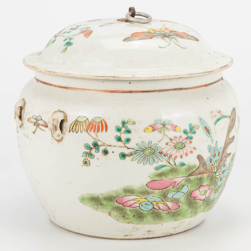 A Chinese porcelain jar with lid, with flower and butterfly decor. 19th/20th century. (21 x 23 cm) - Image 5 of 18