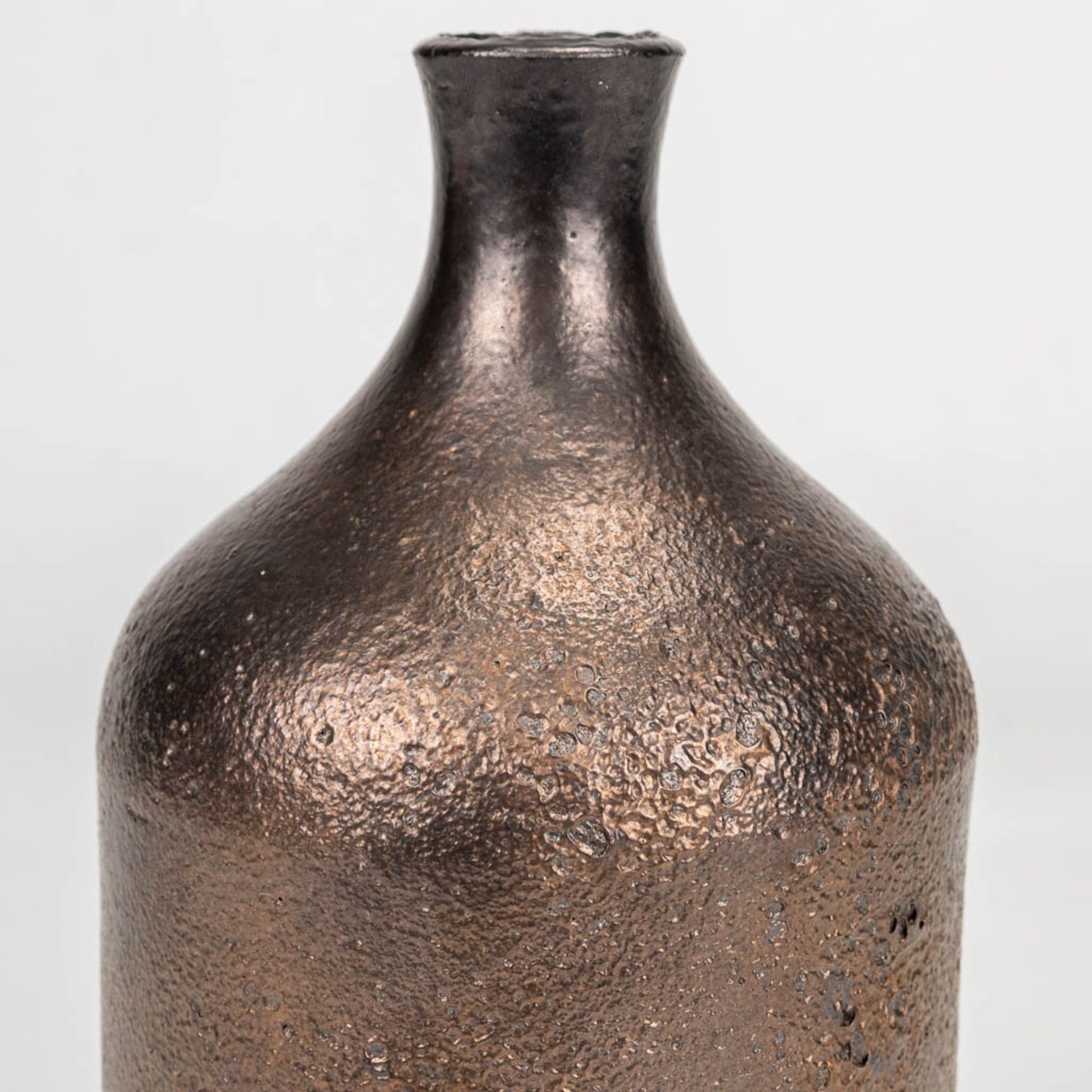 Elisabeth VANDEWEGHE (XX-XXI) a vase made of bronze glaze ceramics for Perignem. (20 x 10 cm) - Bild 7 aus 9