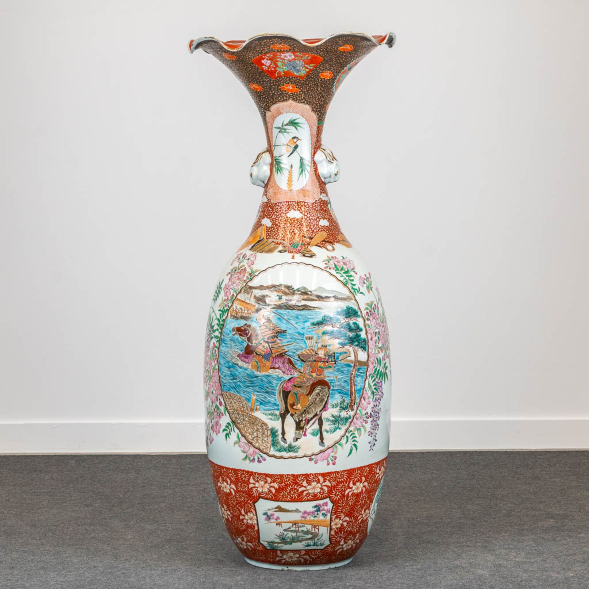 A large vase made of Japansese porcelain, decorated with blossoms. 19th/20th century. (106 x 40 cm) - Image 2 of 9