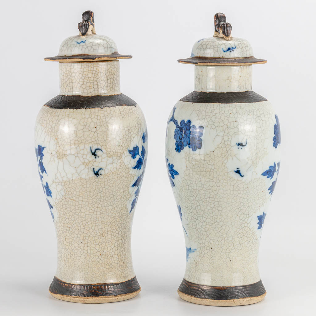 A pair of blue white 'Nanking' display vases made of Chinese porcelain. 19th/20th century. (33 x 14 - Image 4 of 9