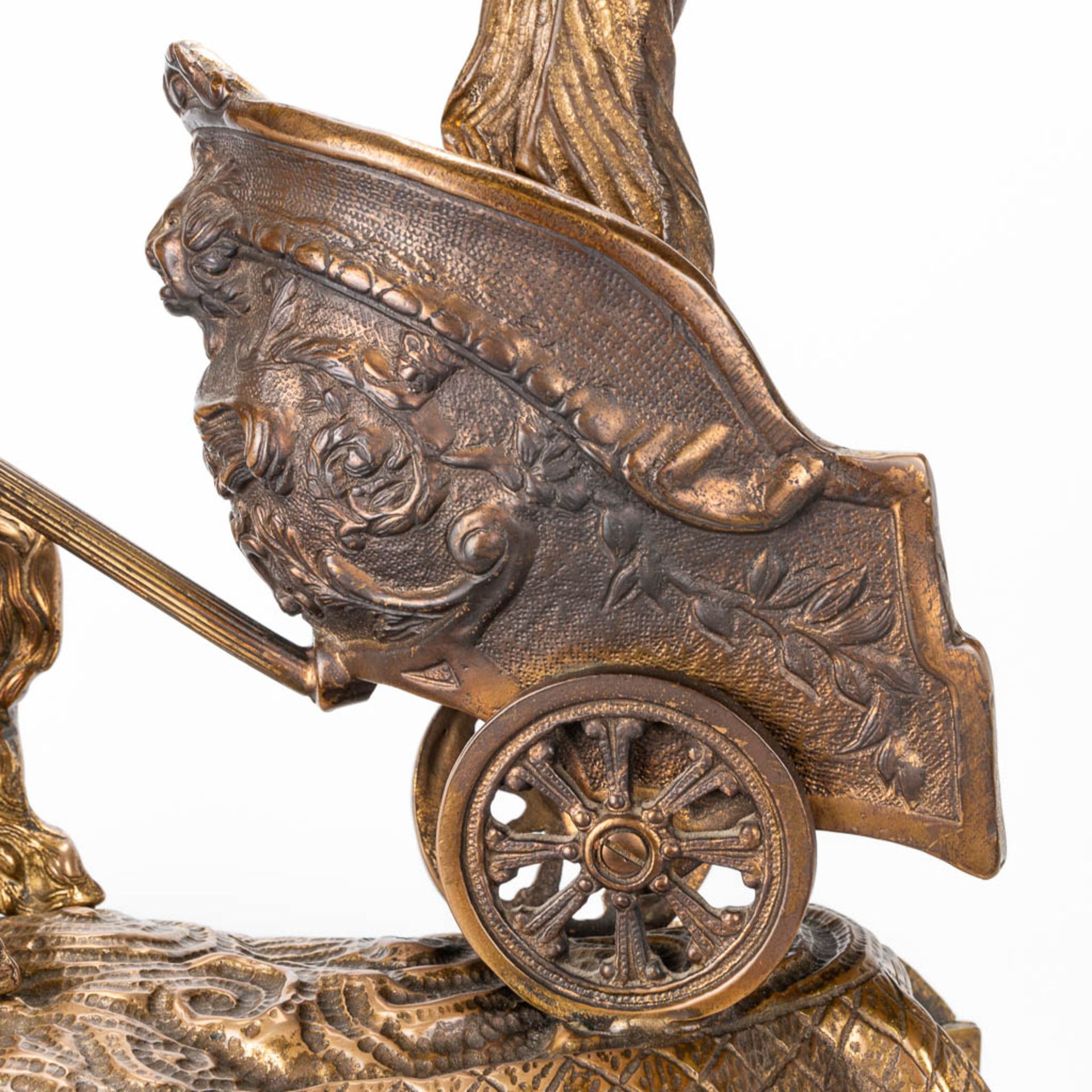 A 3 piece garniture clockset made of bronze, consisting of a clock with battle cart and 2 side piece - Image 15 of 18