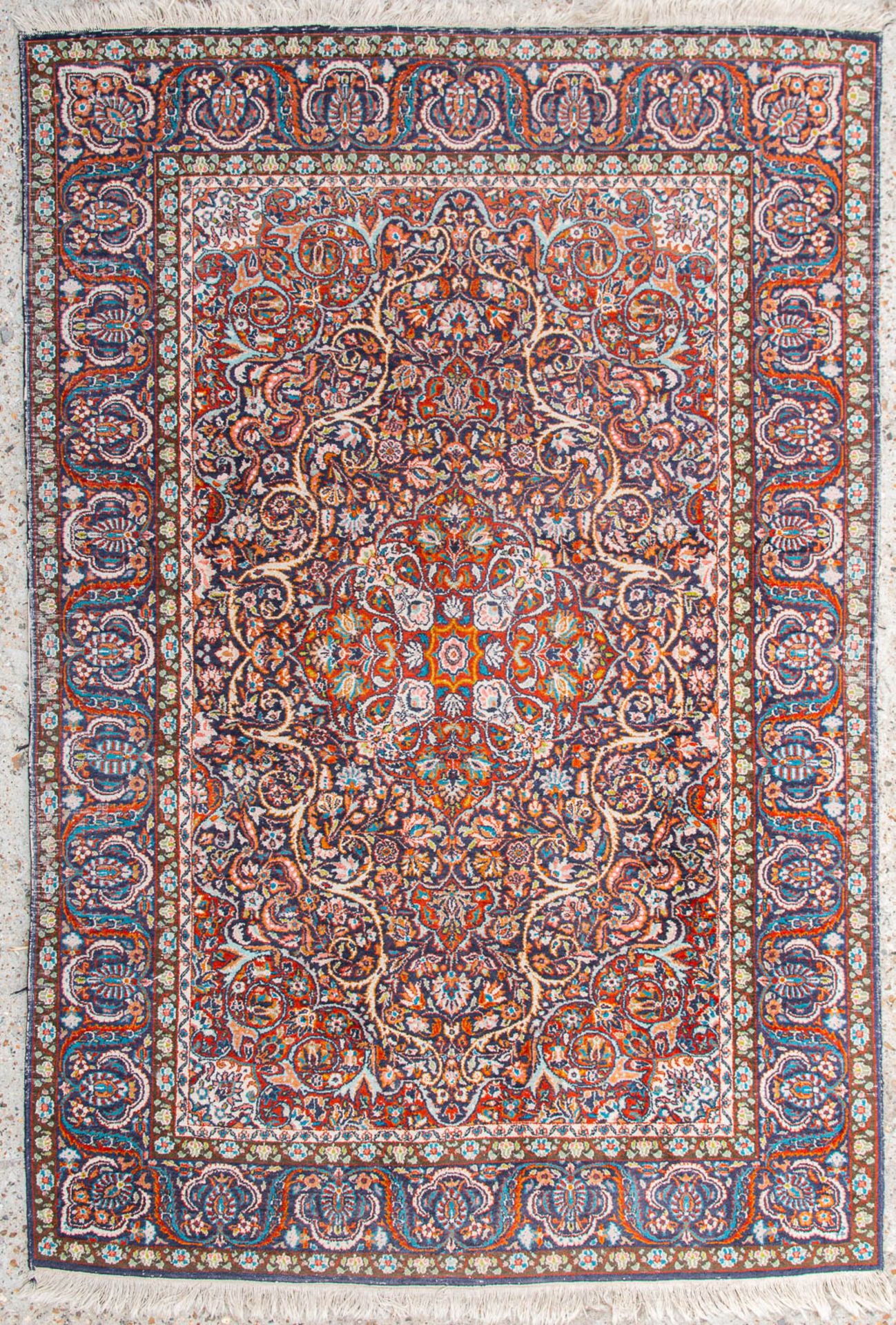 An Oriental hand-made carpet. kerman. (122,5 x 180 cm)