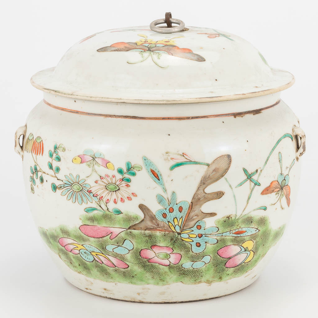 A Chinese porcelain jar with lid, with flower and butterfly decor. 19th/20th century. (21 x 23 cm) - Image 4 of 18