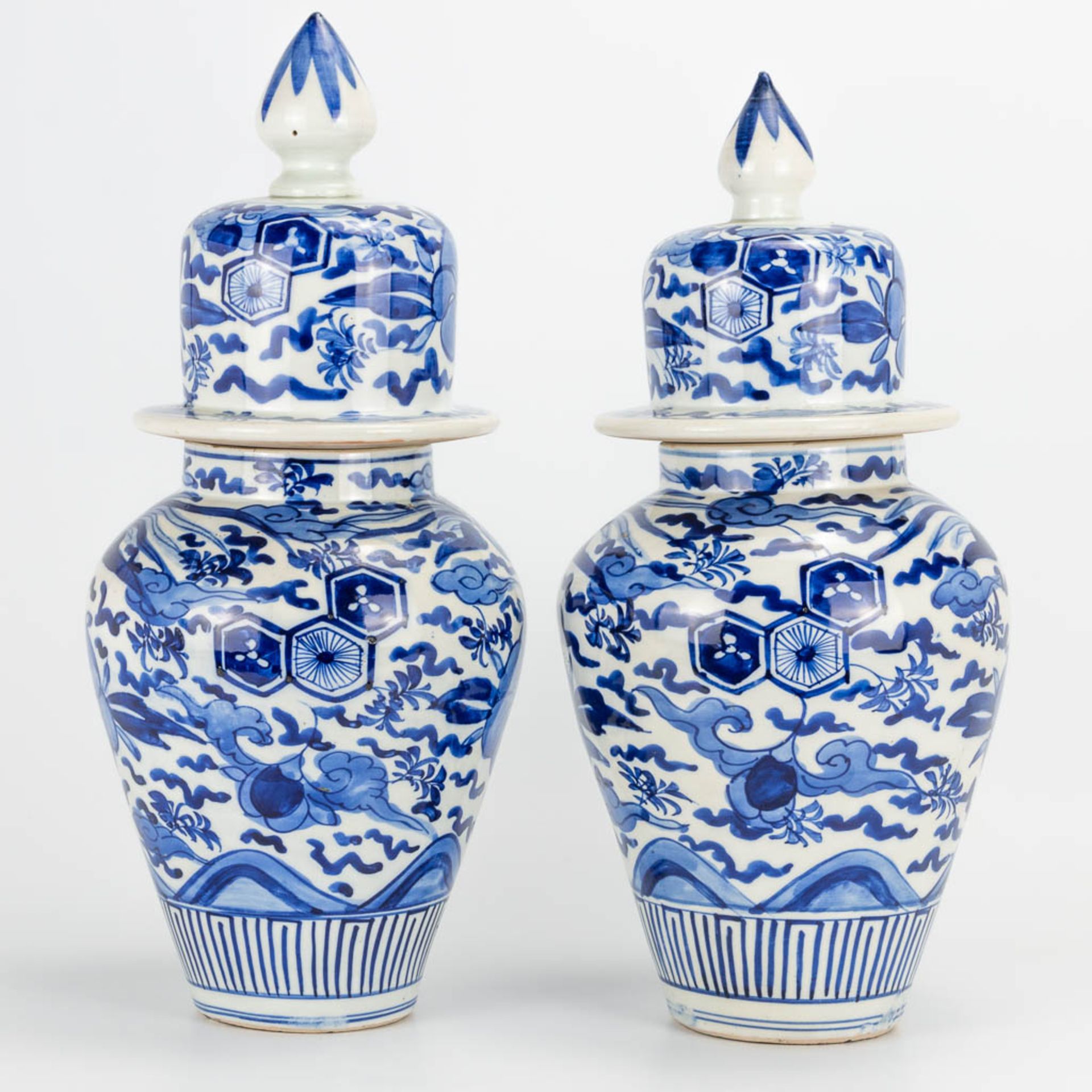 A pair of small Oriental vases wit lid, blue-white floral decor. (40 x 20 cm) - Bild 7 aus 20