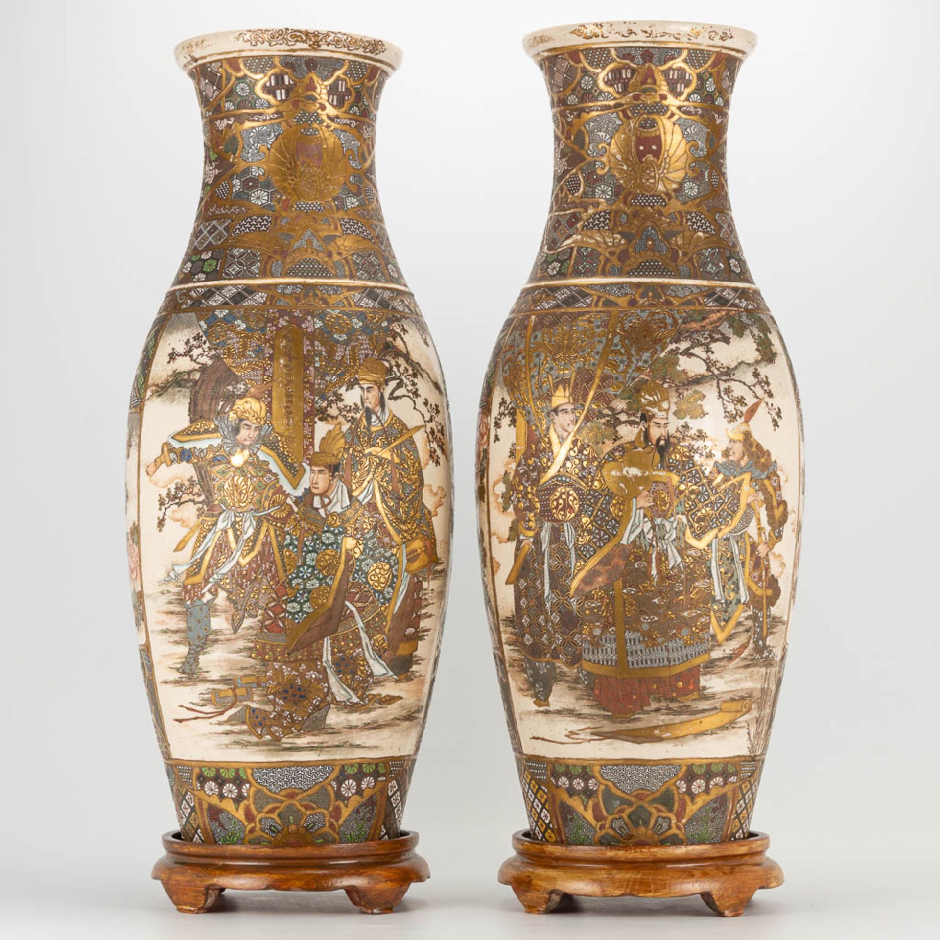 A pair of Japanese Satsuma vases with decor of warriors standing on a wood base. 19th/20th century. - Image 6 of 22