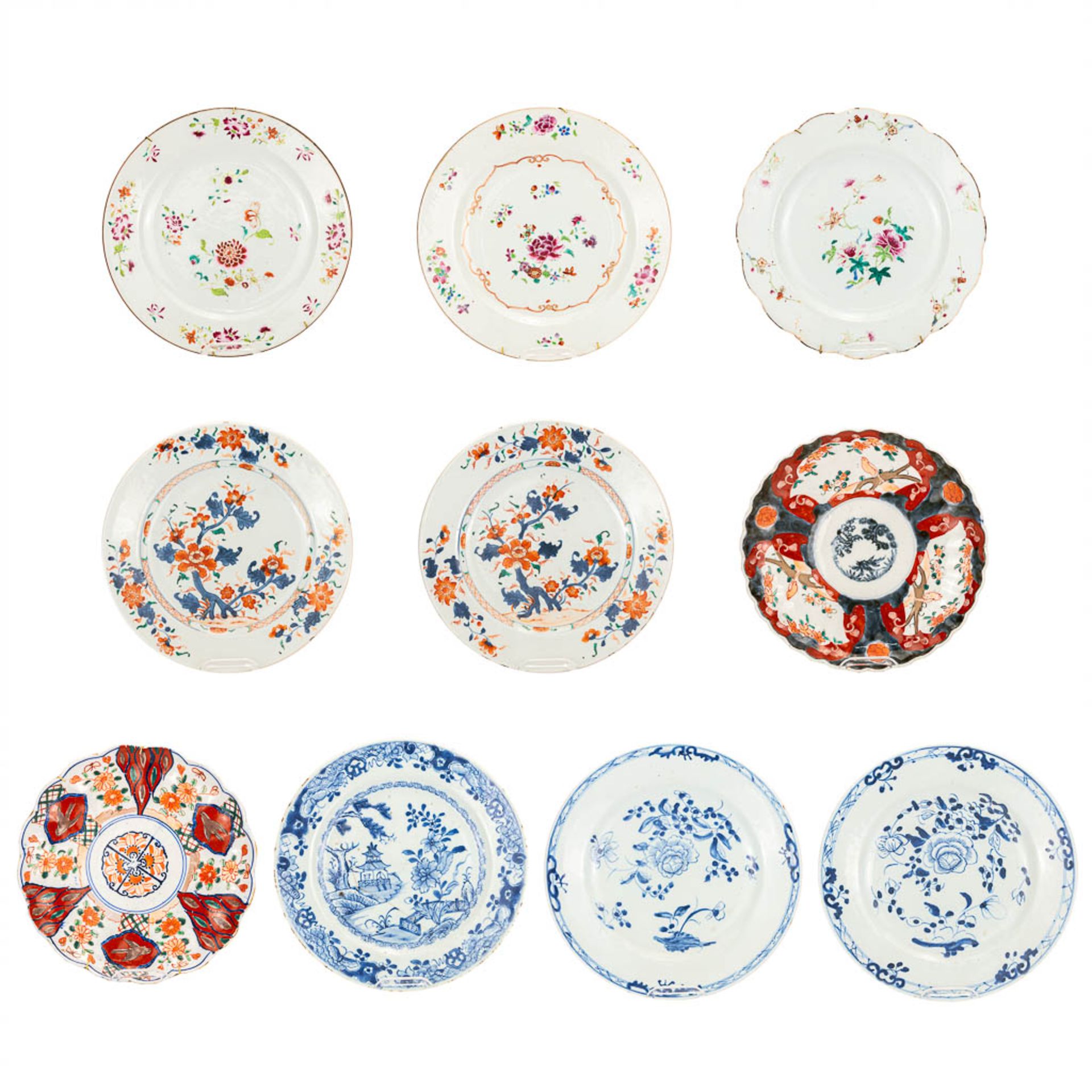 A collection of 10 display plates made of Oriental porcelain, Imari and blue-white and Famille Rose.