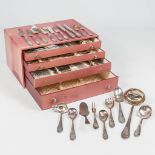 A silver-plated cutlery set consisting of 136 pieces in a chest. (31,5 x 45 x 23 cm)