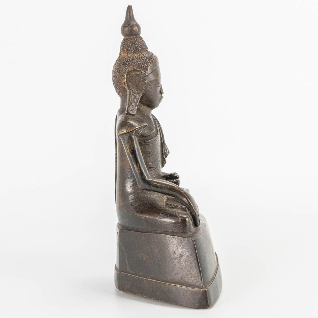 An antique Oriental Buddha, made of patinated bronze. (6 x 11,5 x 18 cm) - Image 2 of 12