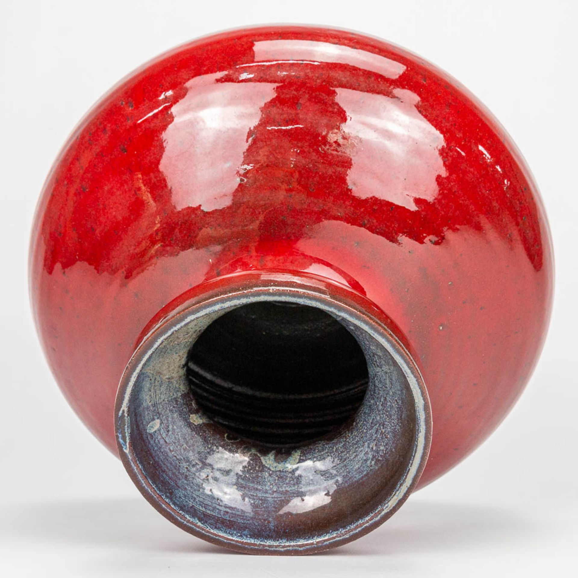 Leon GOOSSENS (XX) A vase made of red glazed ceramics. (18 x 26 cm) - Image 3 of 5
