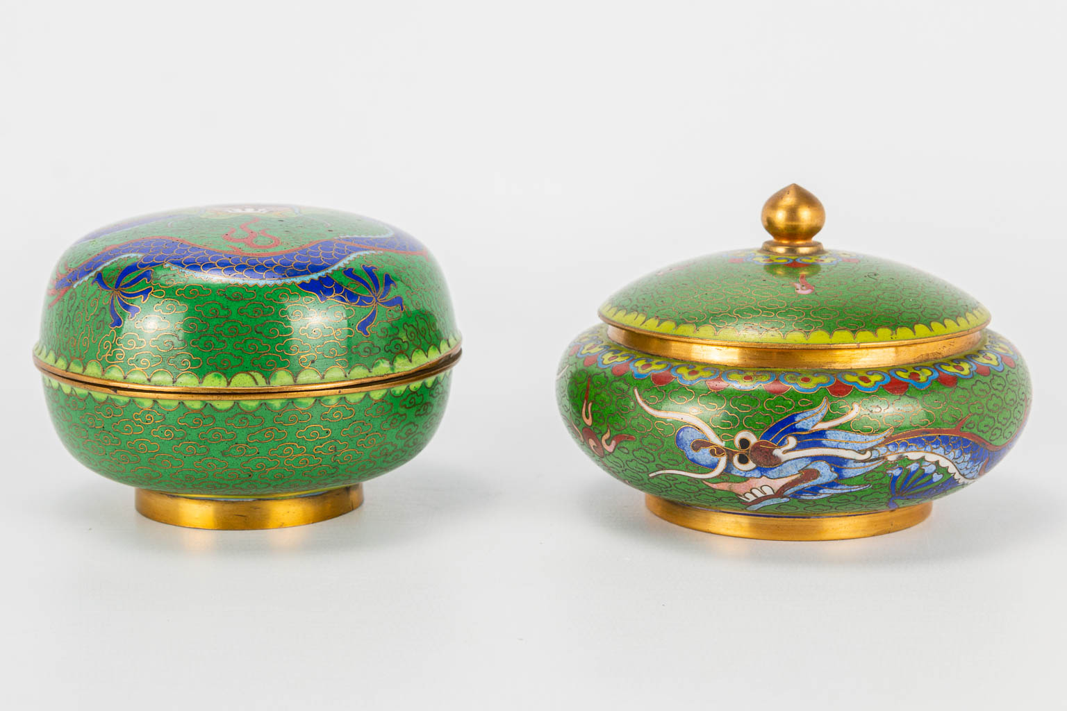 A collection of 2 jars and 2 candlesticks made of cloisonne bronze. (7 x 10 cm) - Image 8 of 16