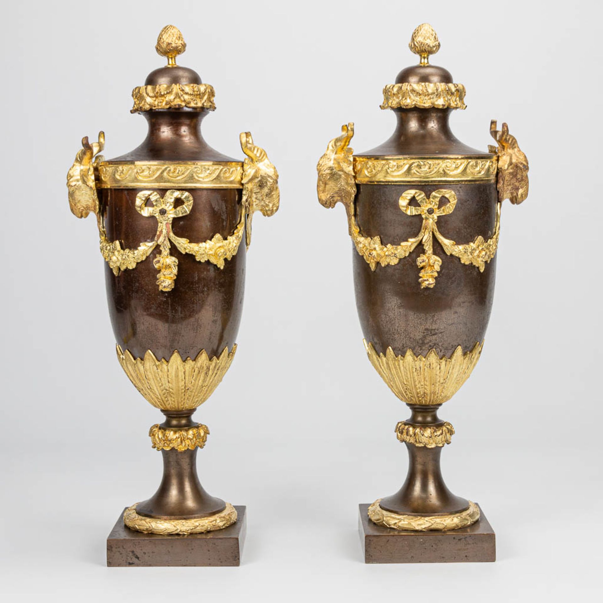 A pair of casolettes with ram's heads made of bronze and mounted with gilt bronze. Napoleon 3. (14 x
