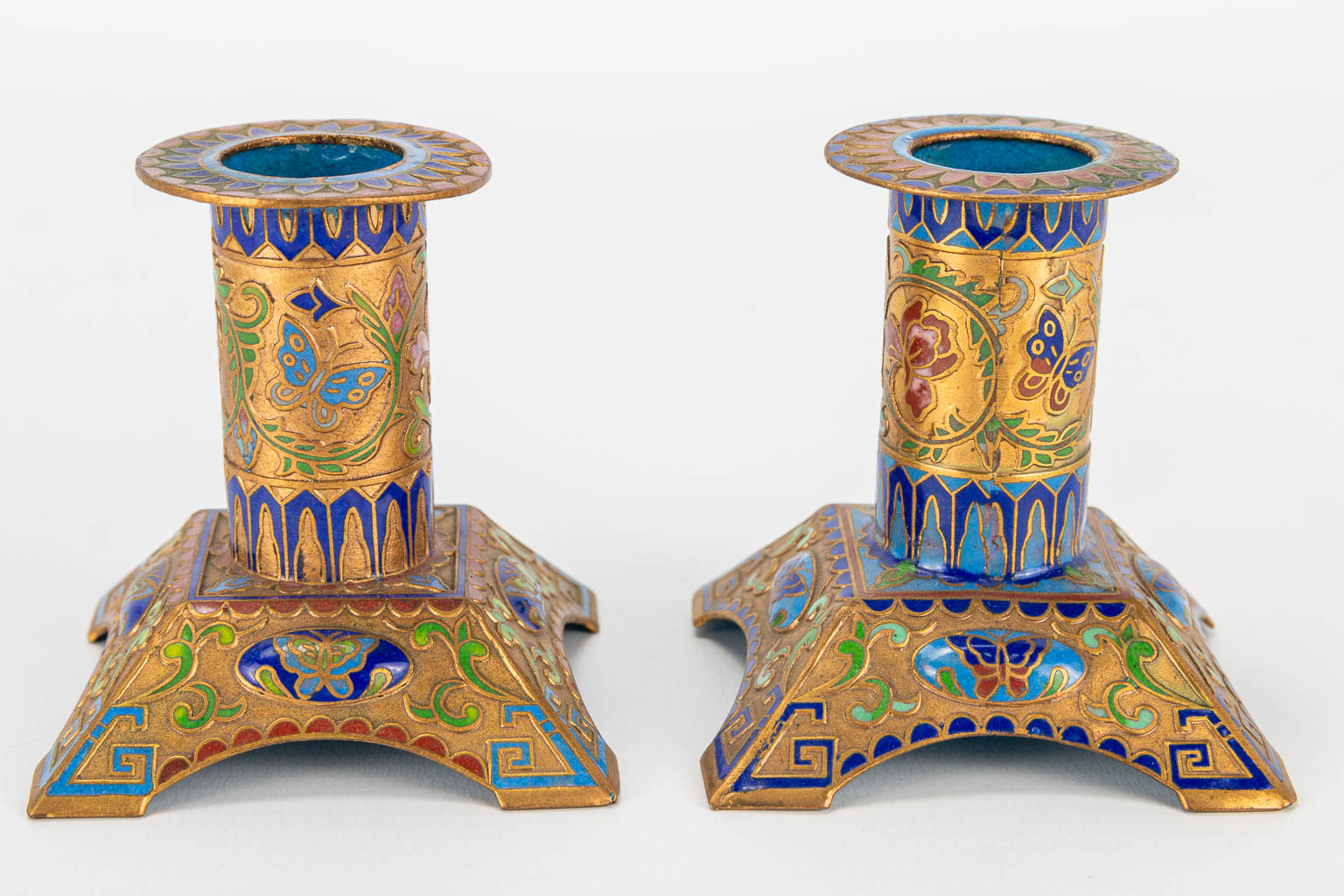 A collection of 2 jars and 2 candlesticks made of cloisonne bronze. (7 x 10 cm) - Image 12 of 16