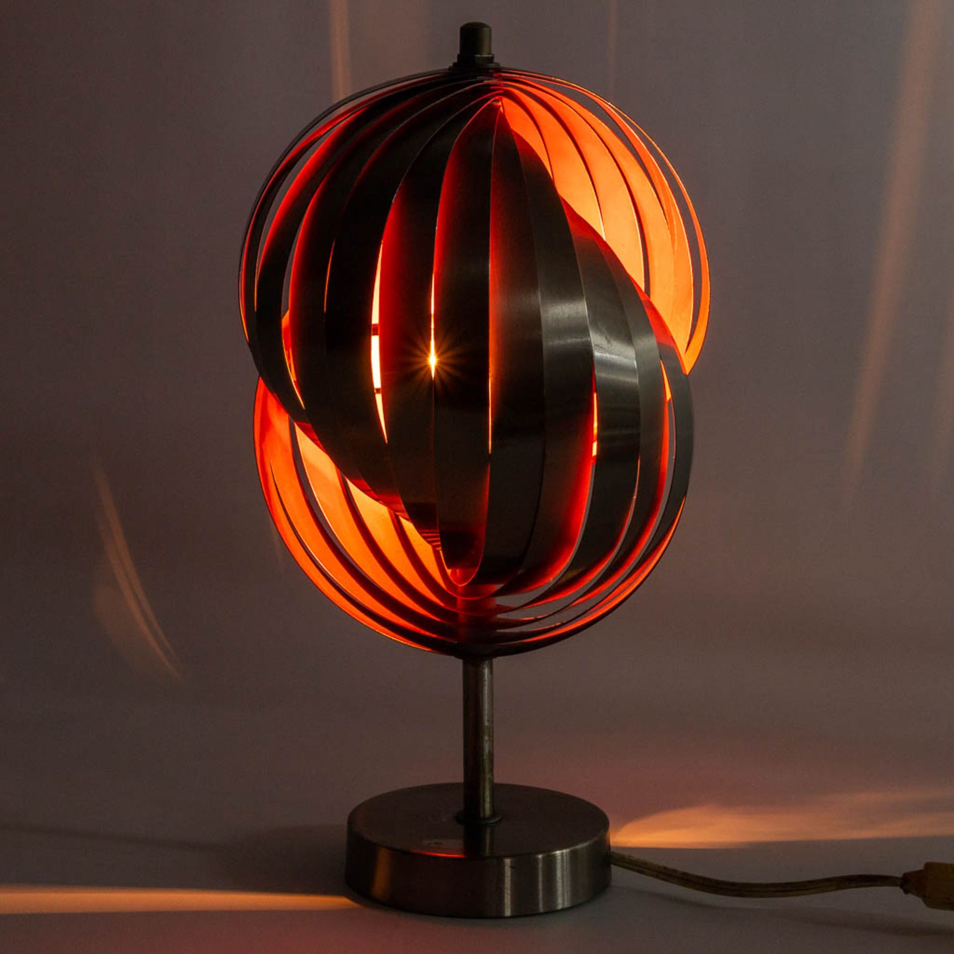 A mid-Century tablelamp made of metal, probably made in Denmark. (34 x 18 cm) - Image 7 of 8